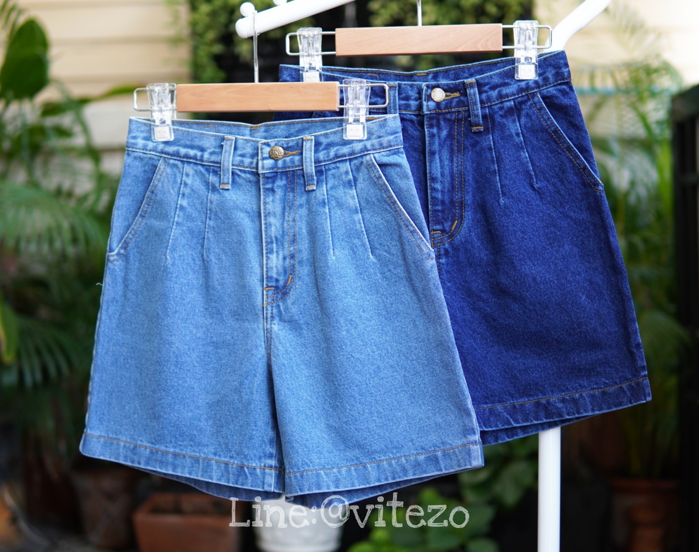 กางเกงยีนส์ขาสั้นเอวสูง แต่จีบหน้าให้ดูมีเอว สวยมาก ขากว้างใส่สบาย เก็บพุงอย่างเนียน สาว ๆ ใส่แล้วทรงสวย น่ารัก