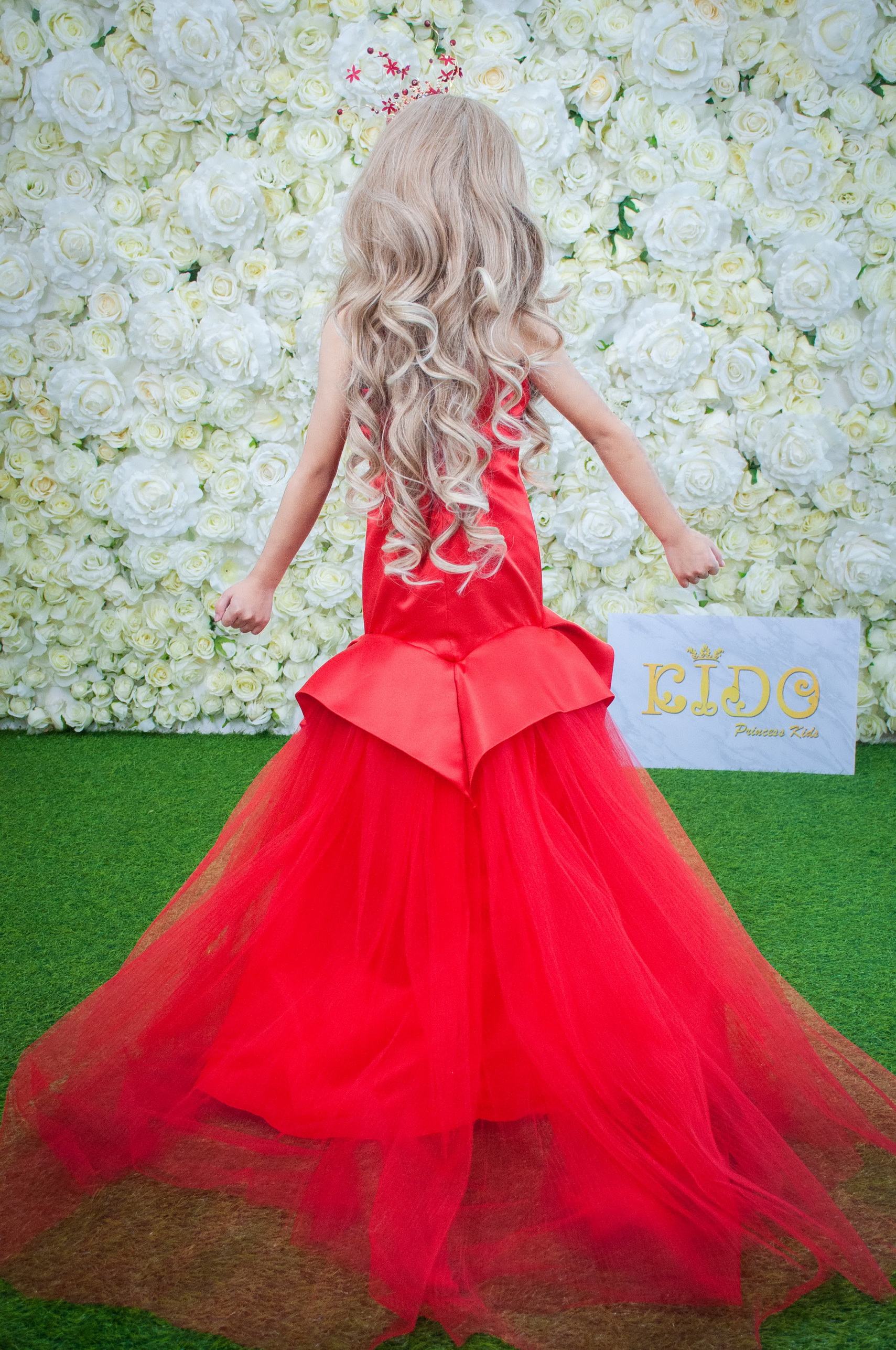 เช่าชุดเด็ก*มีหน้าร้านอยู่รัชดา ลองได้ เปลี่ยนได้ ถ่ายรูปเองจากสินค้าจริง*W18216 ชุดราตรีเด็กเดินแบบสีแดง ตัวเสื้อเก๋ด้วยการเย็บจับจับเกล็ด ทรงหางปลาเสริมความหรูชายกระโปรงด้วยผ้าโปร่งอัดพรีสหน้ายาวเสมอพื้นหลังยางลากดิน หน้าสั้นหลังยาว