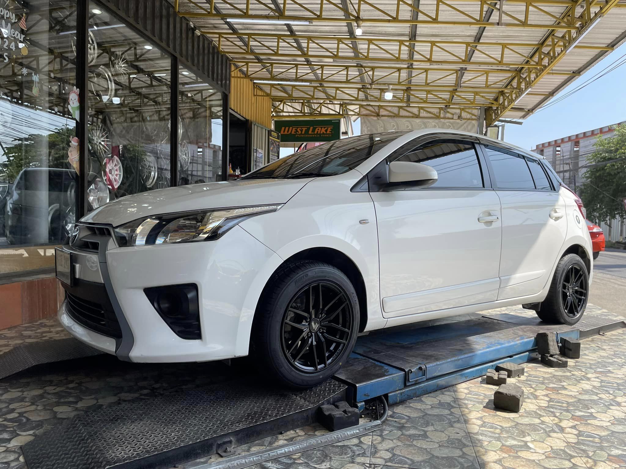 TOYOTA_YARIS🔥❤️❤️ 🛞 #LENSO_JAGER-QUINTA 🛞15x7 นิ้ว PCD 4x100 OFFSET 35 สีดำมิลลิ่งเงิน 🛞 #KINTO_SC901 195/55R15