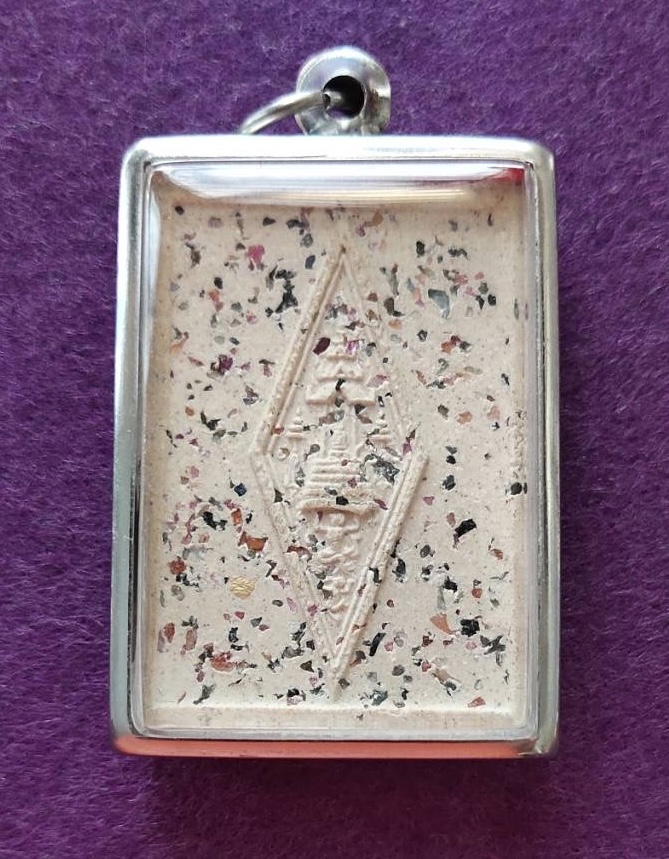 พระสมเด็จ พุทธชินราช โรยพลอยเสกหน้าหลัง พิธีใหญ่ พระมหาโกเมส วัดราชนัดดา (พิธีปลุกเสก พิธีเดียวกับพระสมเด็จ"พระพุทธบาทประชารักษ์" ลป.โต๊ะ,ลพ,กวย,ลพ.หน่าย ฯลฯ ปลุกเสก) สวยมาก