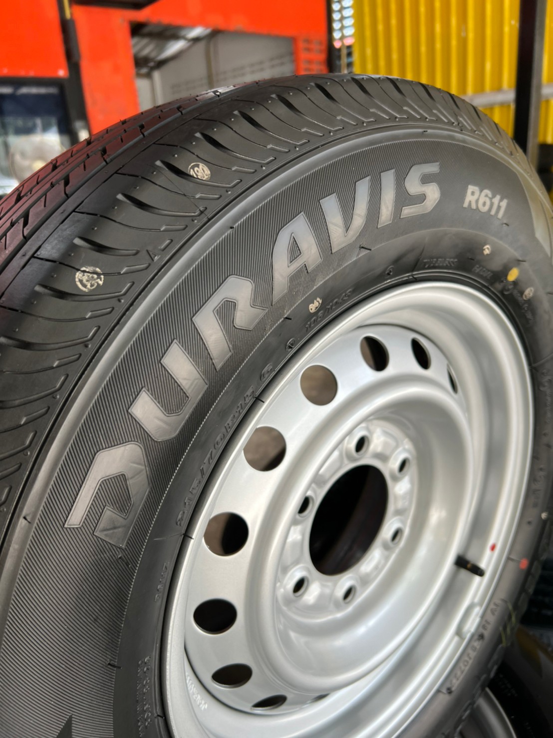 ล้อกระทะ ขอบ15 5x114 พร้อมยาง Bridgestone R611 215/70R15 ยางปี22 ยางใหม่ล้อถอดจากป้ายแดง