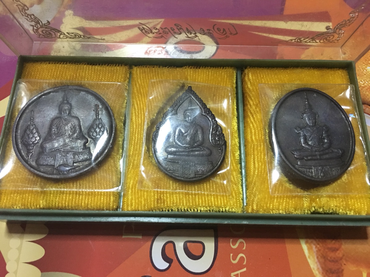 เหรียญพระแก้วมรกต ภปร (ชุด 3 ฤดู)ฉลองวัดพระศรีฯ รุ่นแรก เนื้อทองแดงรมดำ ปี 2525