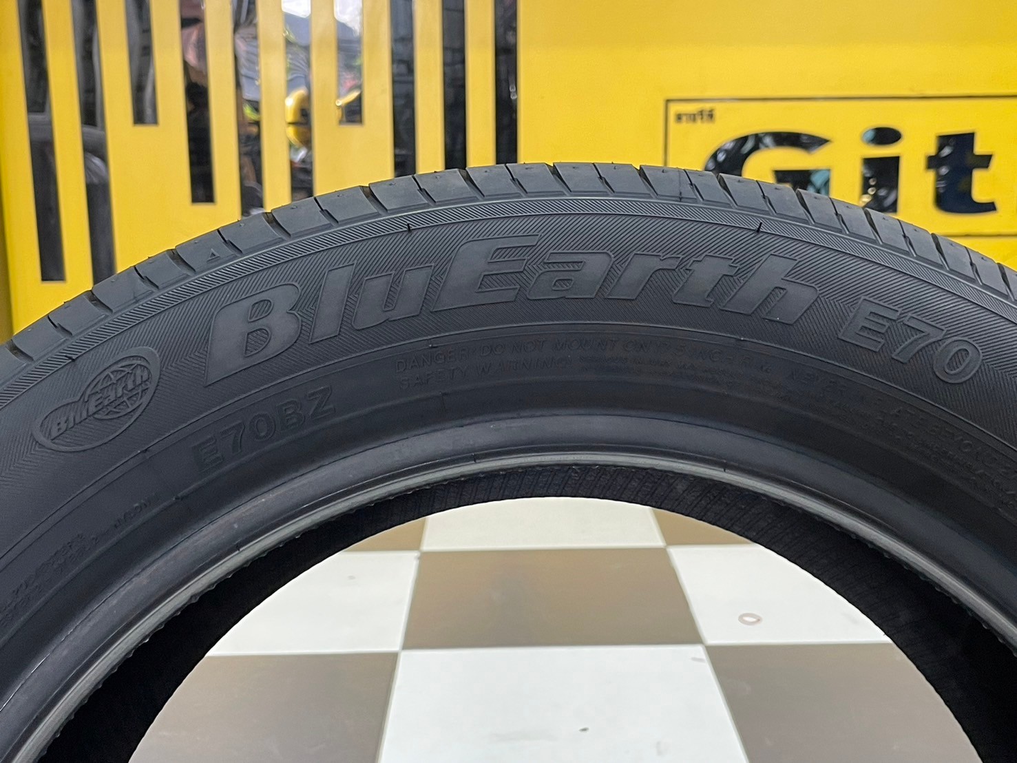 Yokohama BluEarth E70 215/55R17 ยางใหม่ปี2024