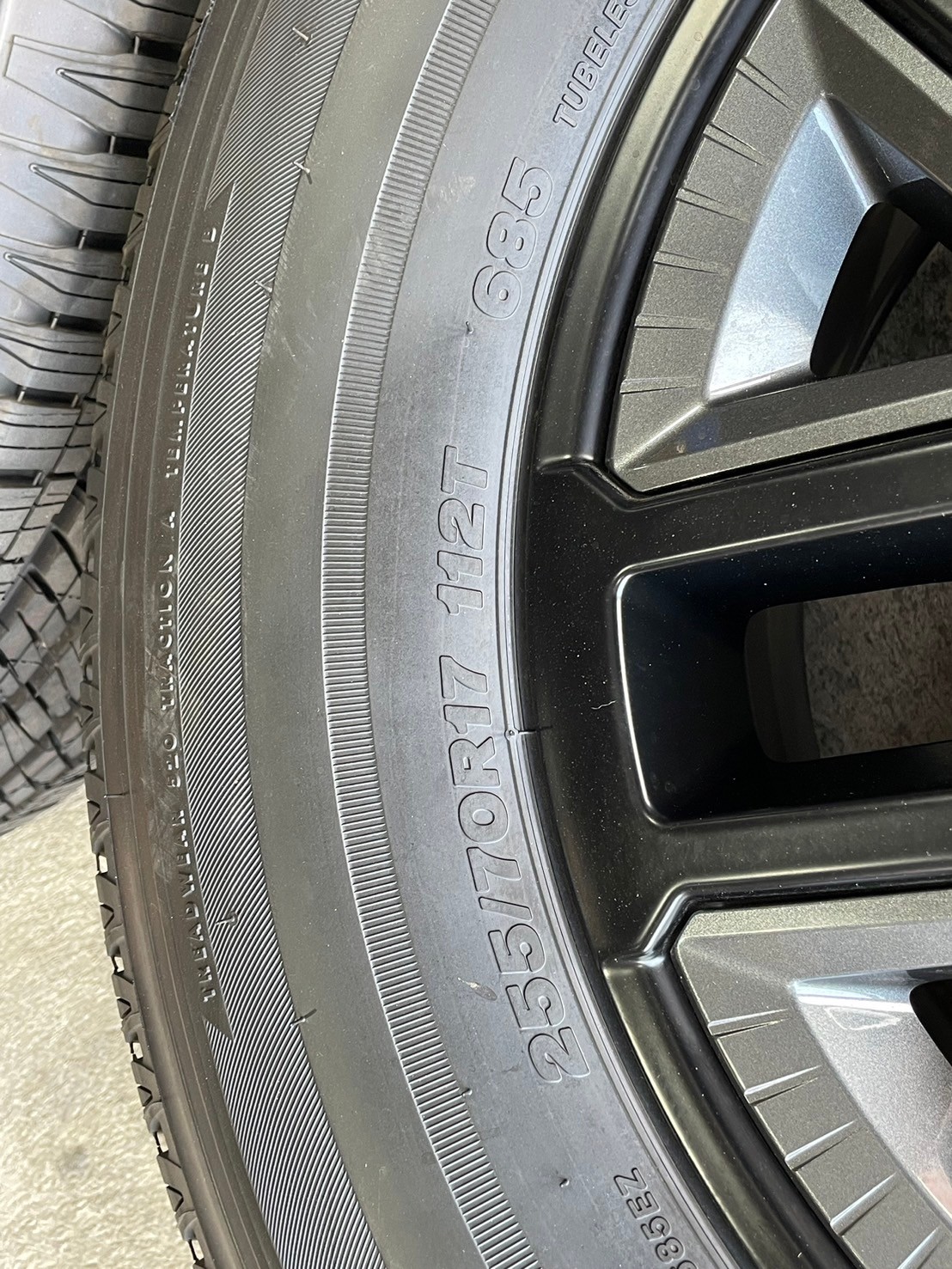 ล้อแม็กป้ายแดง FORD RANGER XLS ขอบ17 พร้อมยาง BRIDGESTONE 255/70R17 ยางปลายปี24 ล้อถอดจากศูนย์ยังไม่ลงพื้น ราคาพิเศษเพียงชุดละ18900บาท