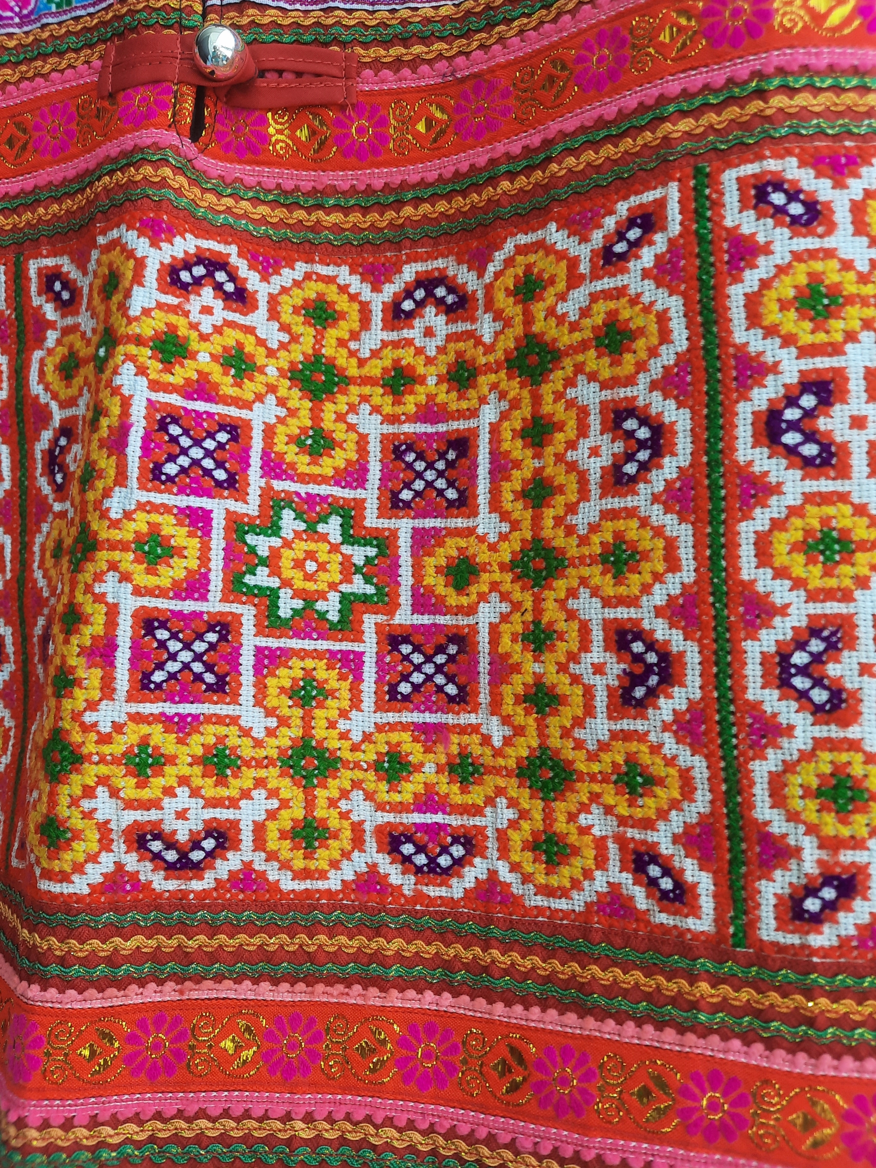 เสื้อสีดำผ้ากัญชง ลายปักสวย