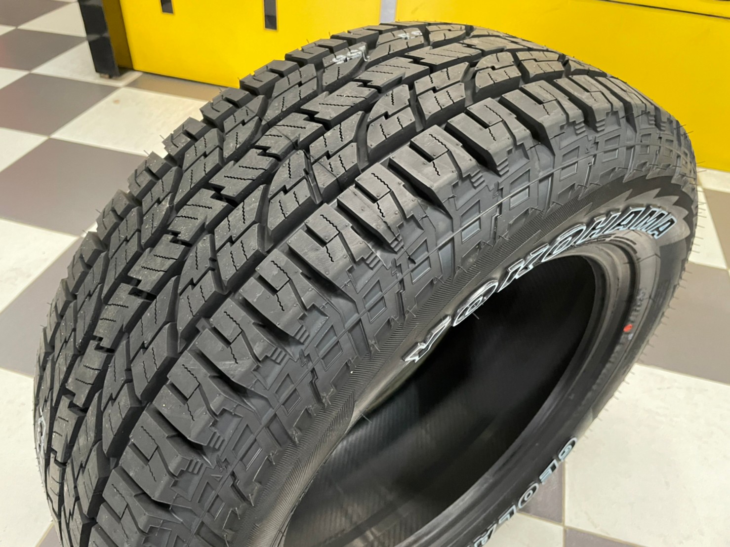 ยาง YOKOHAMA GEOLANDAR AT G015 265/60R18 ยางตัวหนังสือสีขาว ยางใหม่ปี2022