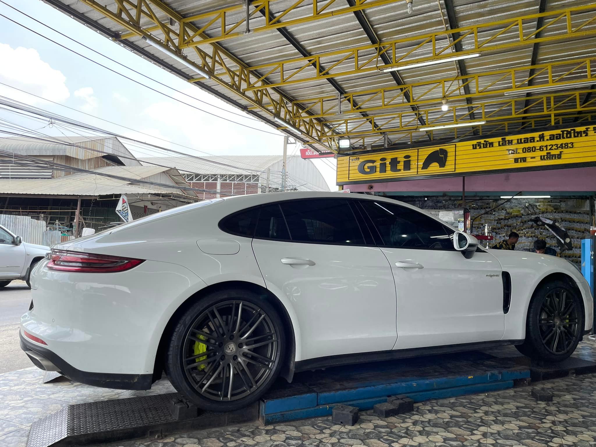 PORSCHE_PANAMERA4 เปลี่ยนยาง PIRELLI P-ZERO (PZ4)275-35R21 PIRELLI P-ZERO (PZ4)315/30R21