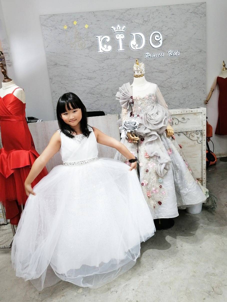 ssชุดราตรีเด็ก(หน้าร้านอยู่รัชดา ลองได้ถ่ายรูปจากชุดจริง)A214สีทอง สีขาว สีชมพู สีแดง สีน้ำเงิน สีฟ้าอกแต่งจีบไหว้เอวปัดเกล็ด กระโปรงยาวสุดหรูหราไฮโซมากๆเลย เดรสออกงานเด็ก