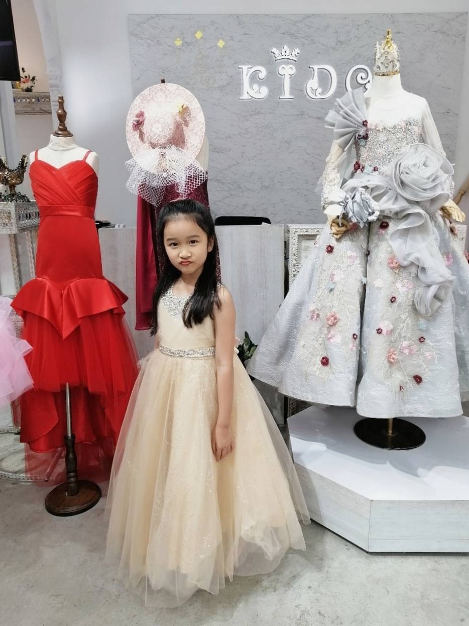 ssชุดราตรีเด็ก(หน้าร้านอยู่รัชดา ลองได้ถ่ายรูปจากชุดจริง)A214สีทอง สีขาว สีชมพู สีแดง สีน้ำเงิน สีฟ้าอกแต่งจีบไหว้เอวปัดเกล็ด กระโปรงยาวสุดหรูหราไฮโซมากๆเลย เดรสออกงานเด็ก