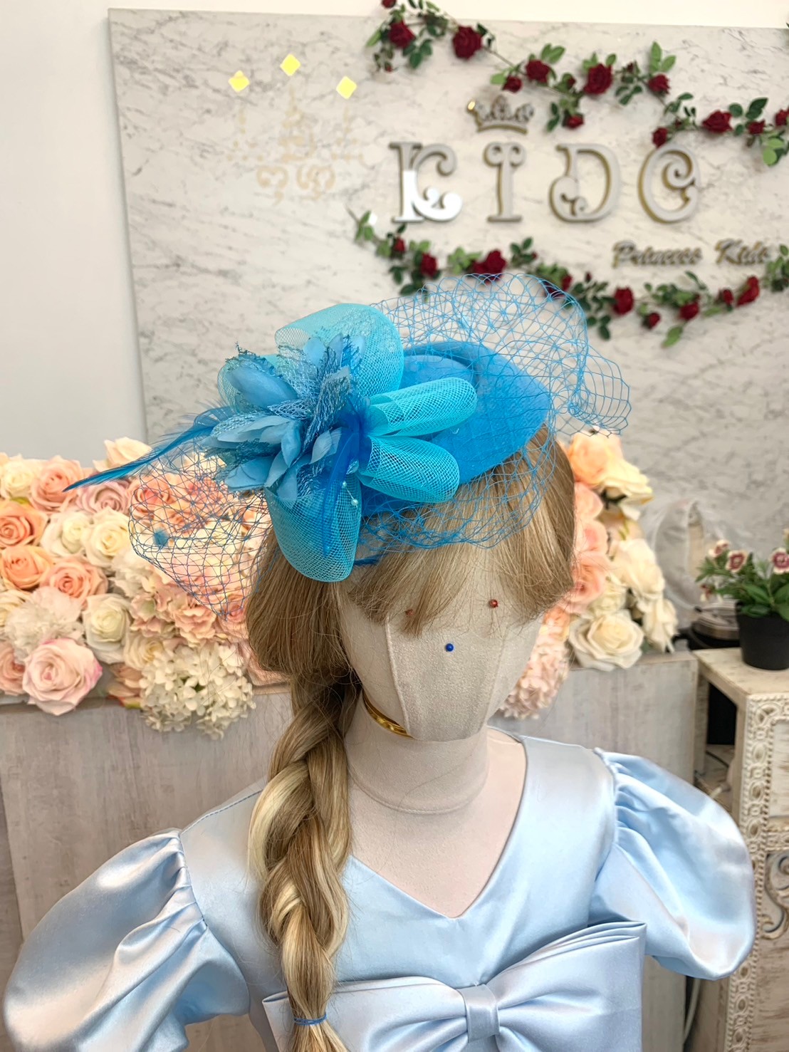 คาดผมเด็ก(หน้าร้านอยู่รัชดา)KF673 หมวกคาดผมเด็กสีฟ้า ดอกไม้ใหญ่โบว์ตาข่ายประดับขนนก