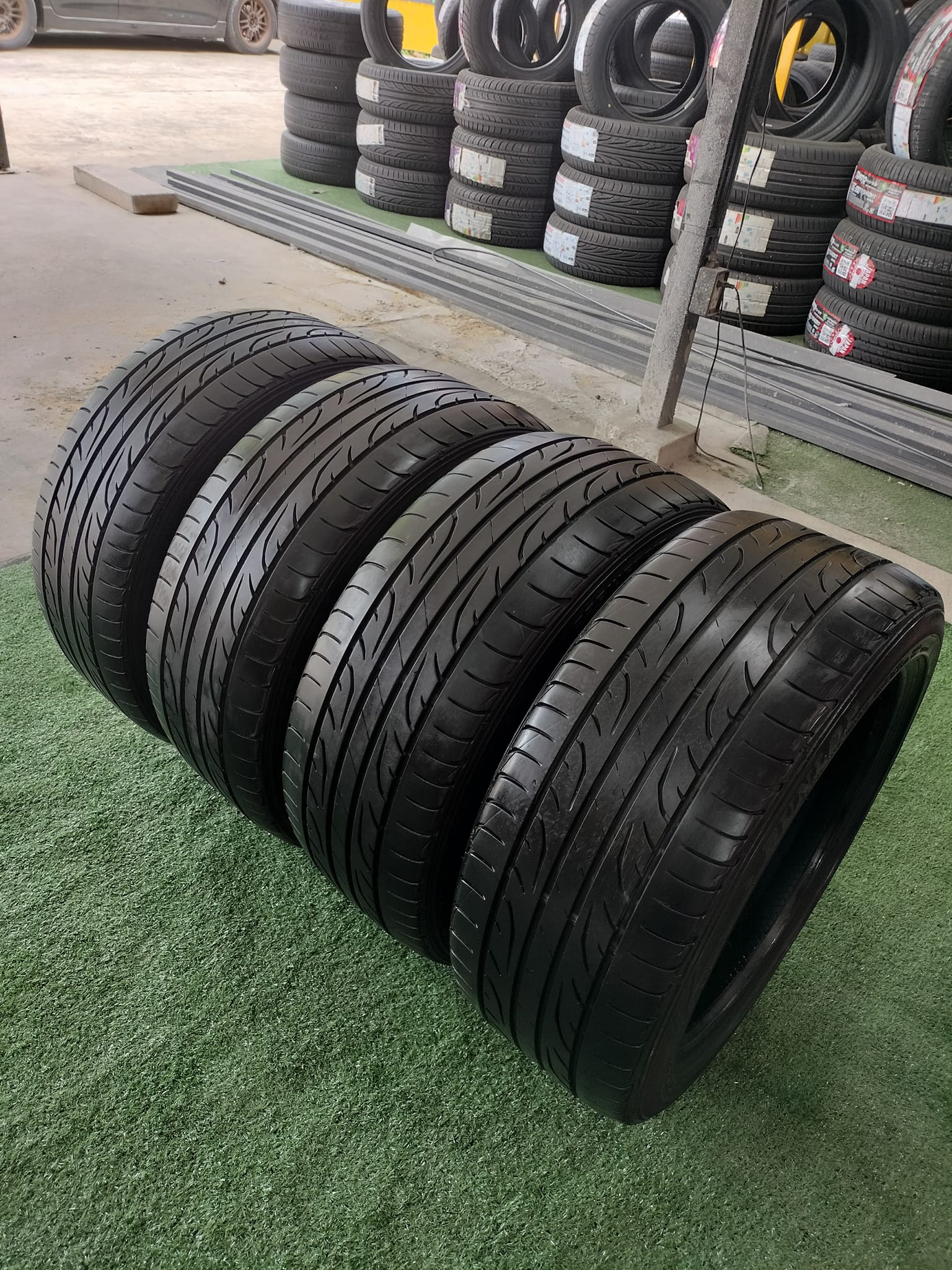 ยางมือสองสภาพดี ดอกหนา ลึก ยี่ห้อ DUNLOP LM704 225/45ZR17ยางปี19