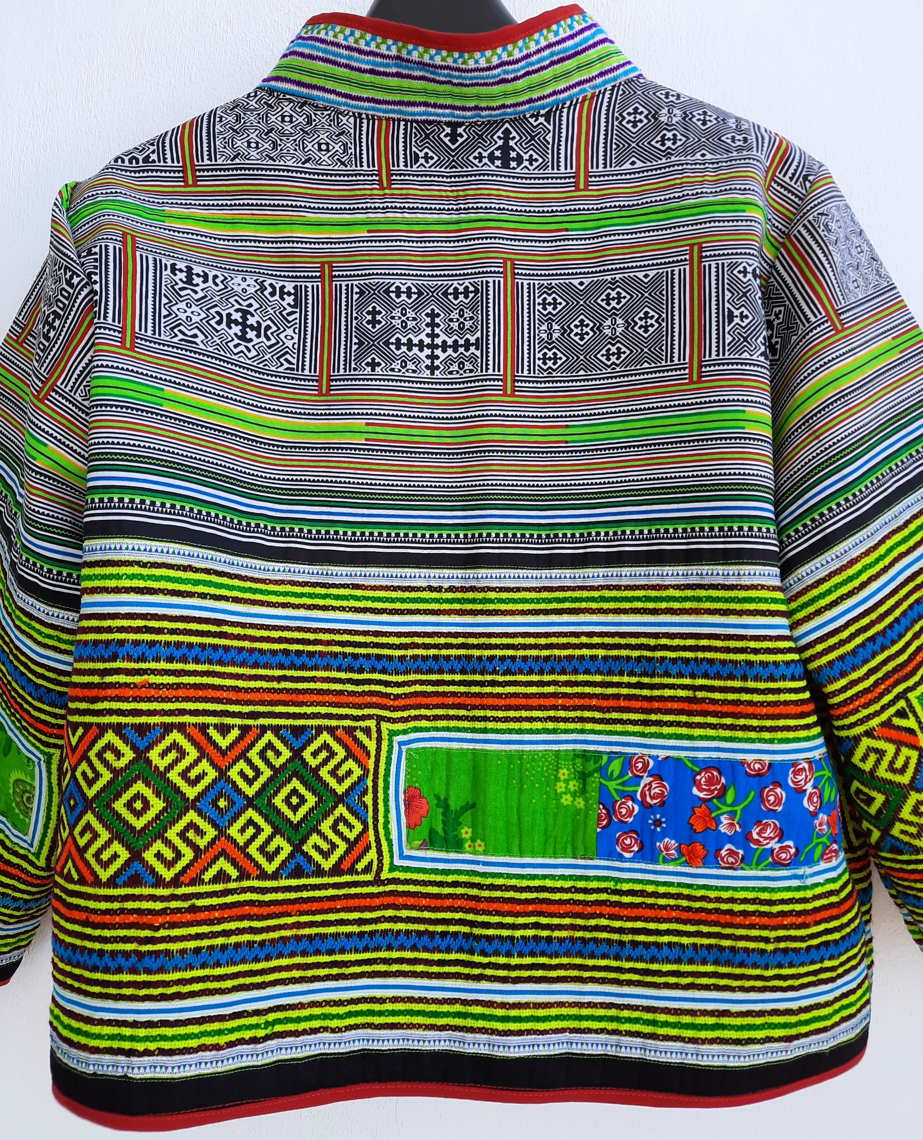เสื้อแขนยาวป้ายหน้า ลายสวยแปลก