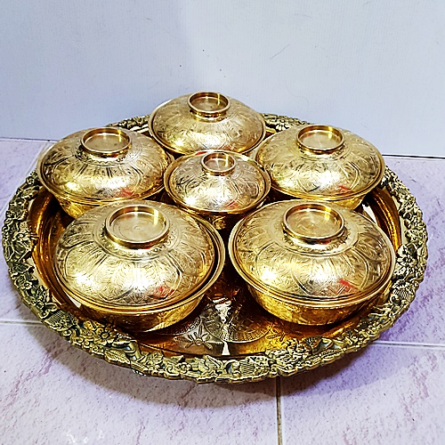 ชุดทองเหลืองชามฝาตอกลายรวงข้าวในกลีบบัวบนถาดลายองุ่นขนาด 16 นิ้ว