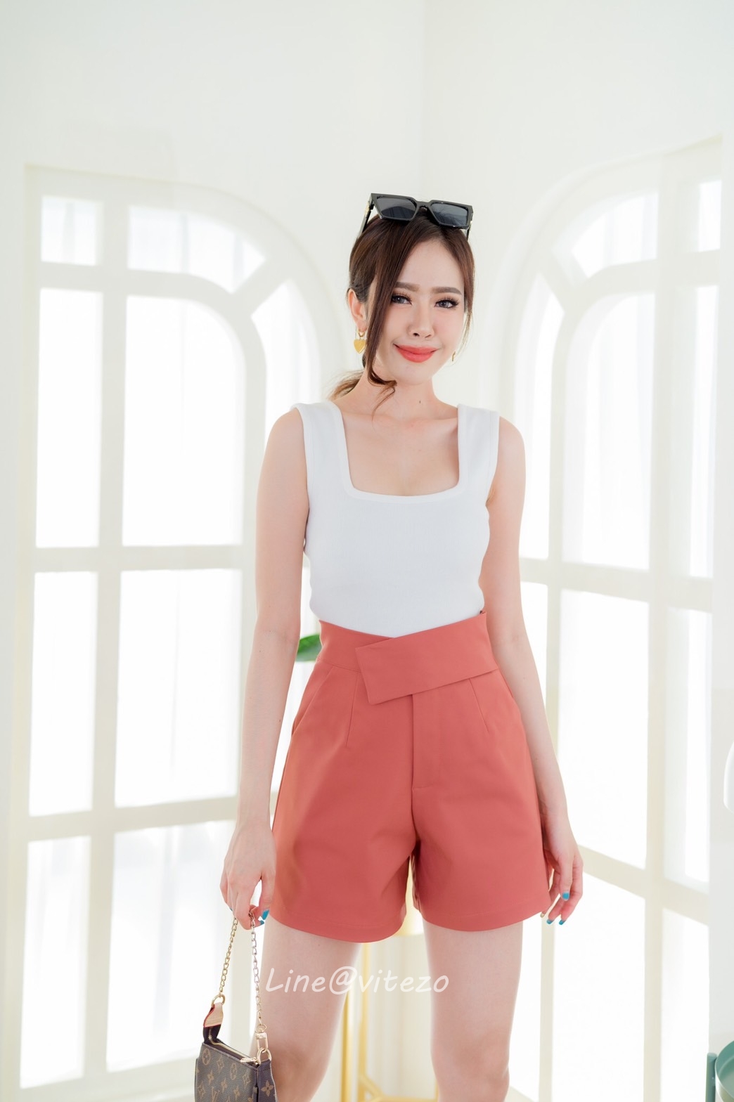 กางเกงขาสั้นเอวสูง ขอบเอว 3 นิ้ว งานซิปหน้า เอวป้ายเฉียง สวยมาก เก็บพุงอย่างเนียน สาว ๆ ใส่แล้วทรงสวย น่ารัก พลางหุ่น