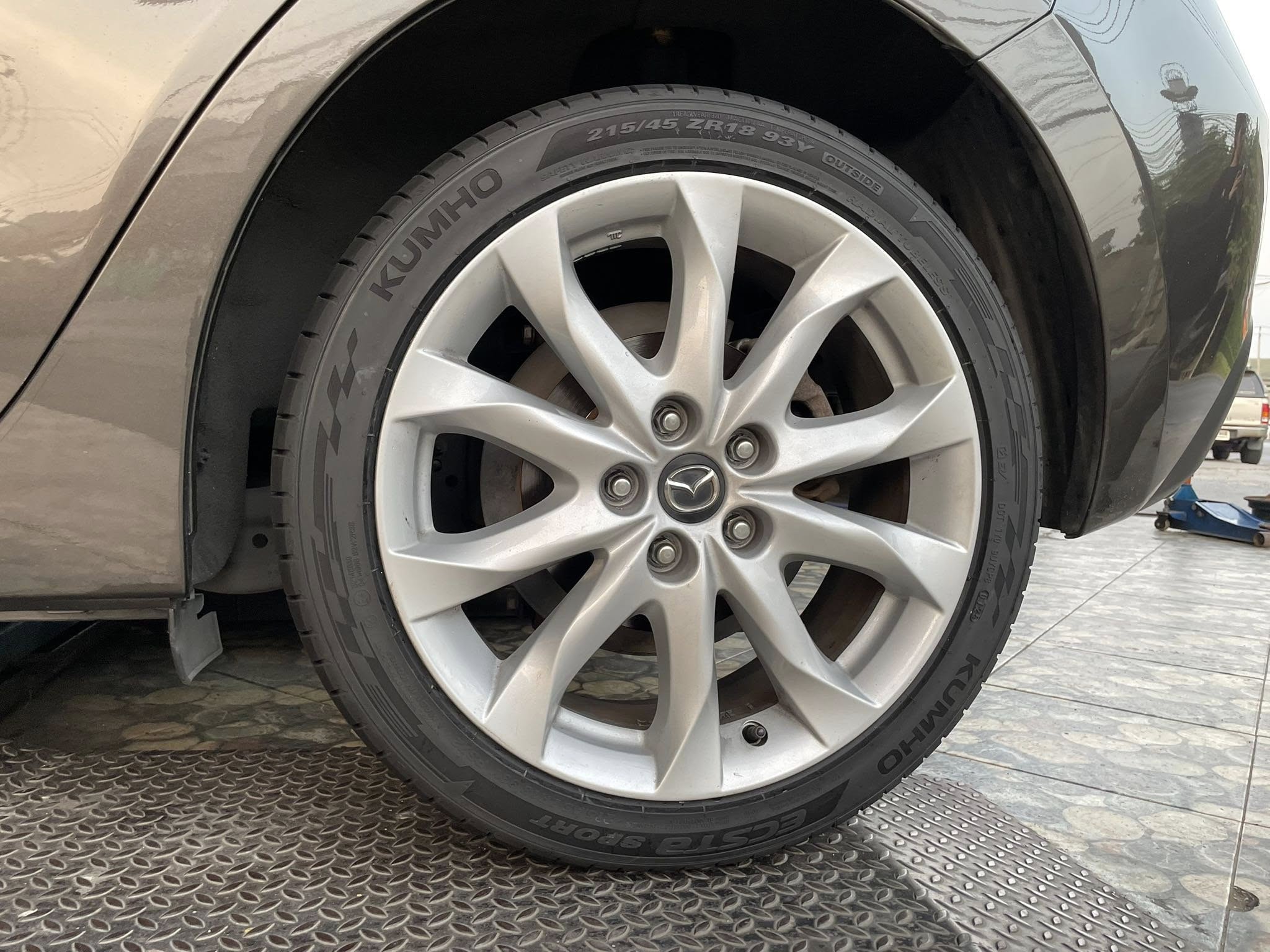 🛞 #MAZDA_3 🚘เปลี่ยนยาง 🛞🐘#KUMHO_PS72_215/45R18 #บริการตั้งศูนย์ล้อ🛞