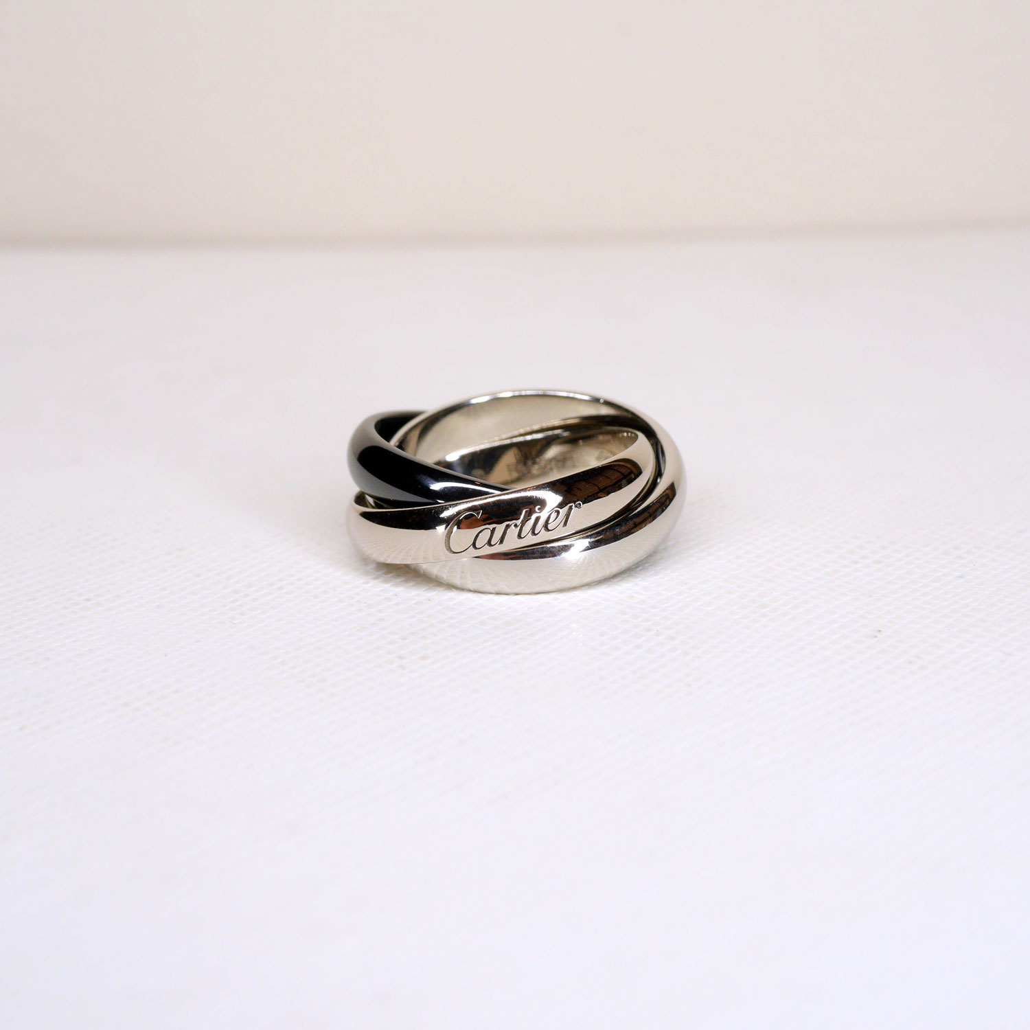 แหวน Cartier Trinity Classic Ceramic ทองคำขาว 18K และ เซลามิก ไซส์47# (Used)