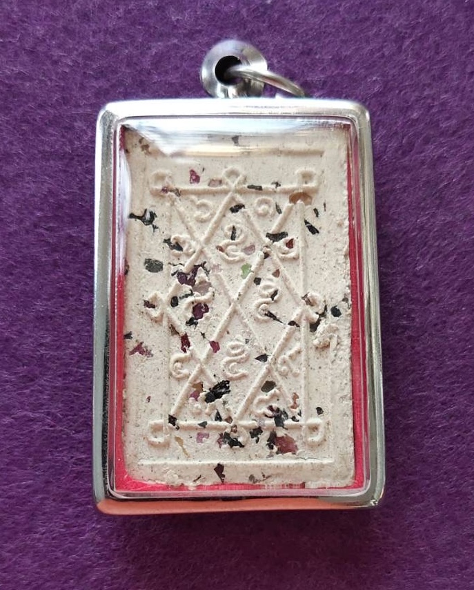 พระสมเด็จ หลังยันต์ตรีนิสิงเห โรยพลอย พิธีใหญ่ พระมหาโกเมส วัดราชนัดดา (พิธีปลุกเสก พิธีเดียวกับพระสมเด็จ"พระพุทธบาทประชารักษ์" ลป.โต๊ะ,ลพ,กวย,ลพ.หน่าย ฯลฯ ปลุกเสก) สวยมาก