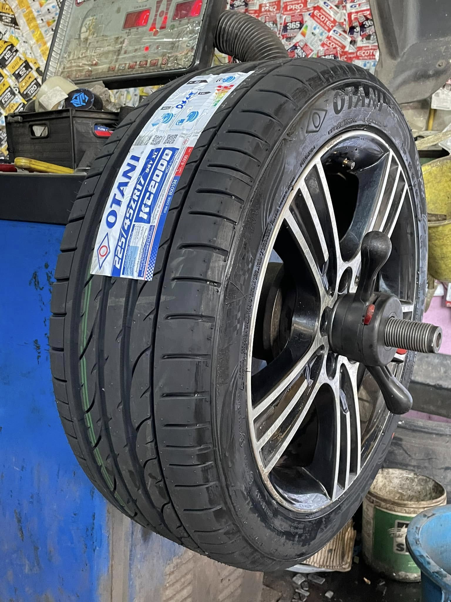 🚘 #BENZ_C200🛞#เปลี่ยนยาง #OTANI #KC2000 225/45R17 #บริการตั้งศูนย์ล้อ🛞