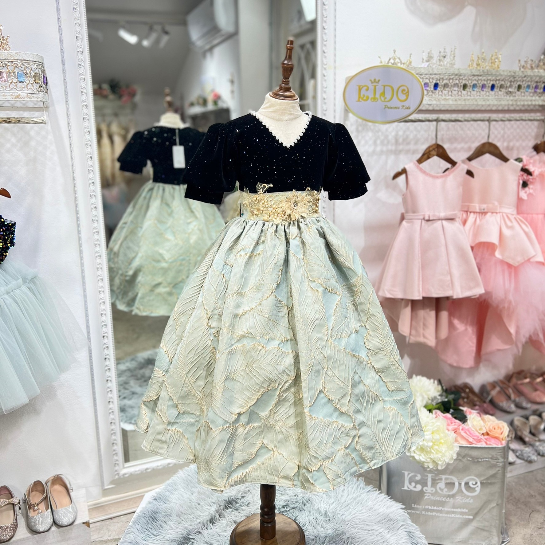 ชุดออกงานเด็ก(หน้าร้านอยู่รัชดา ลองได้ถ่ายรูปจากชุดจริง)W18437 แนวเฮปเบิร์น เสื้อสีดำ กระโปรงยาวสีครีม แขนตุ๊กตา