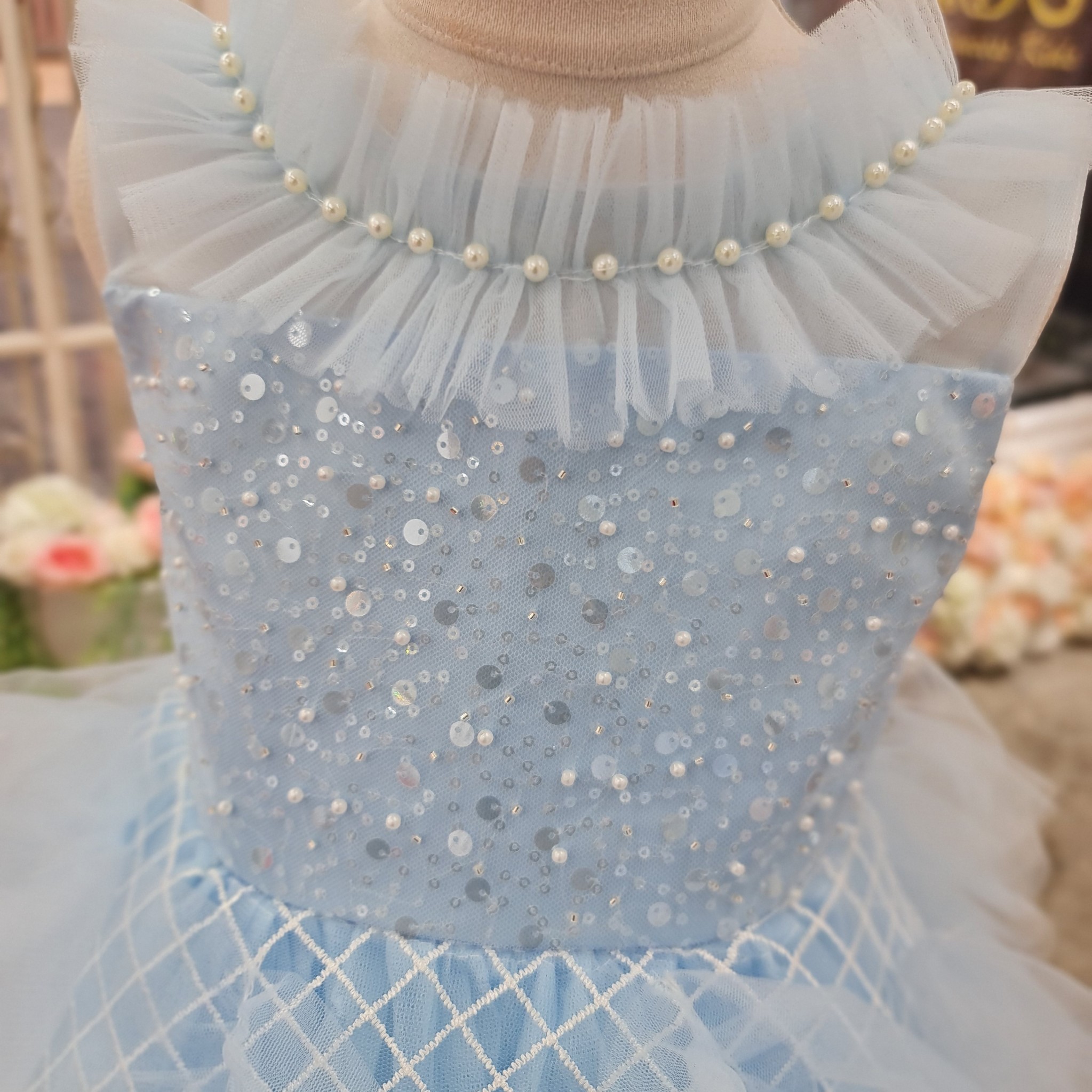 ชุดราตรีเด็ก(หน้าร้านอยู่รัชดา ลองได้ถ่ายรูปจากชุดจริง)W18779สีฟ้า ตัวเสื้อประดับด้วยกลิตเตอร์และมุก กระโปรงยาวฟู น่ารัก