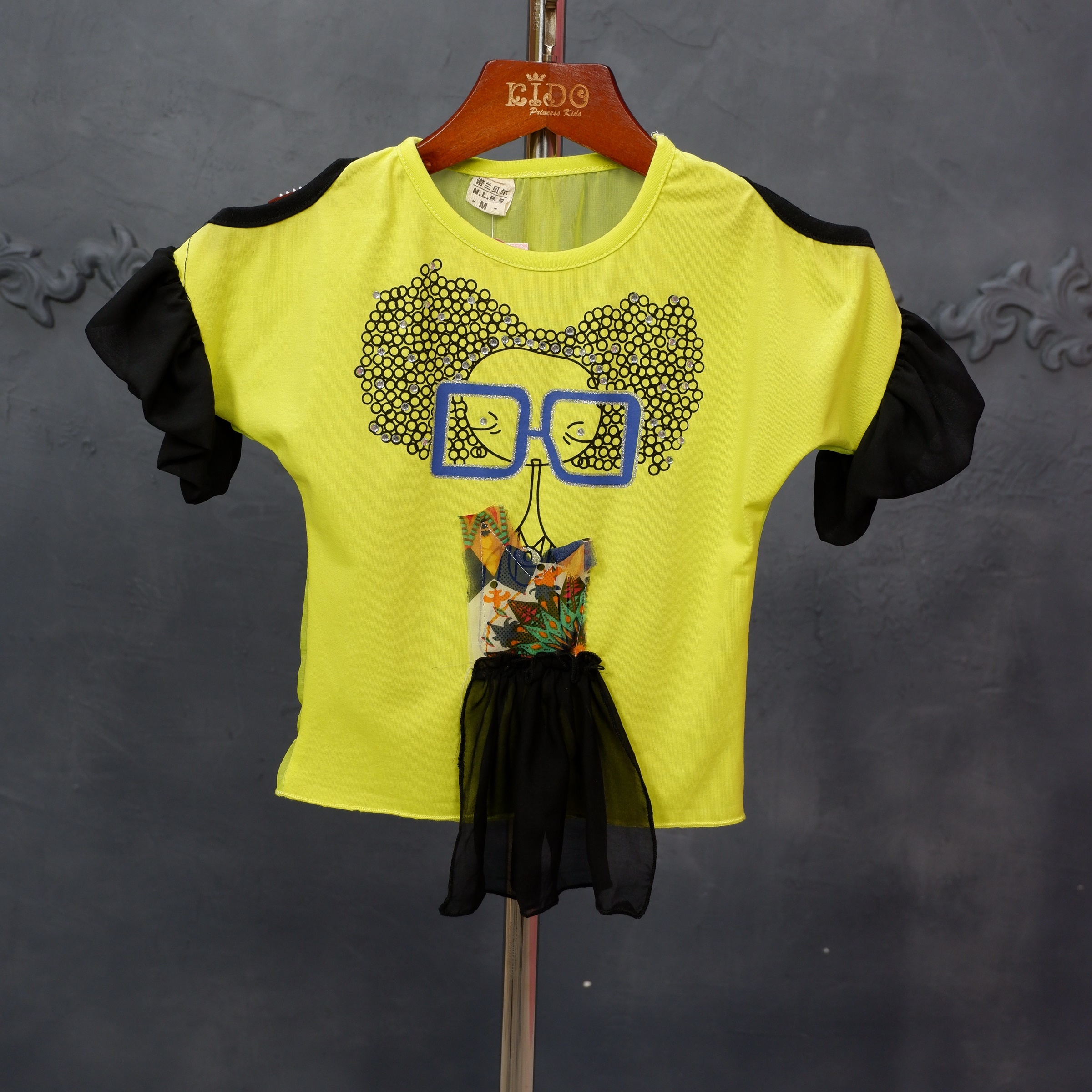 เสื้อยืดเด็ก*มีหน้าร้าน ตรงปก พร้อมส่ง*Z0105 แขนสั้น เว้าไหล่ สีเขียวมะนาว ปลายแขนระบาย พิมพ์ลายเด็กผู้หญิง