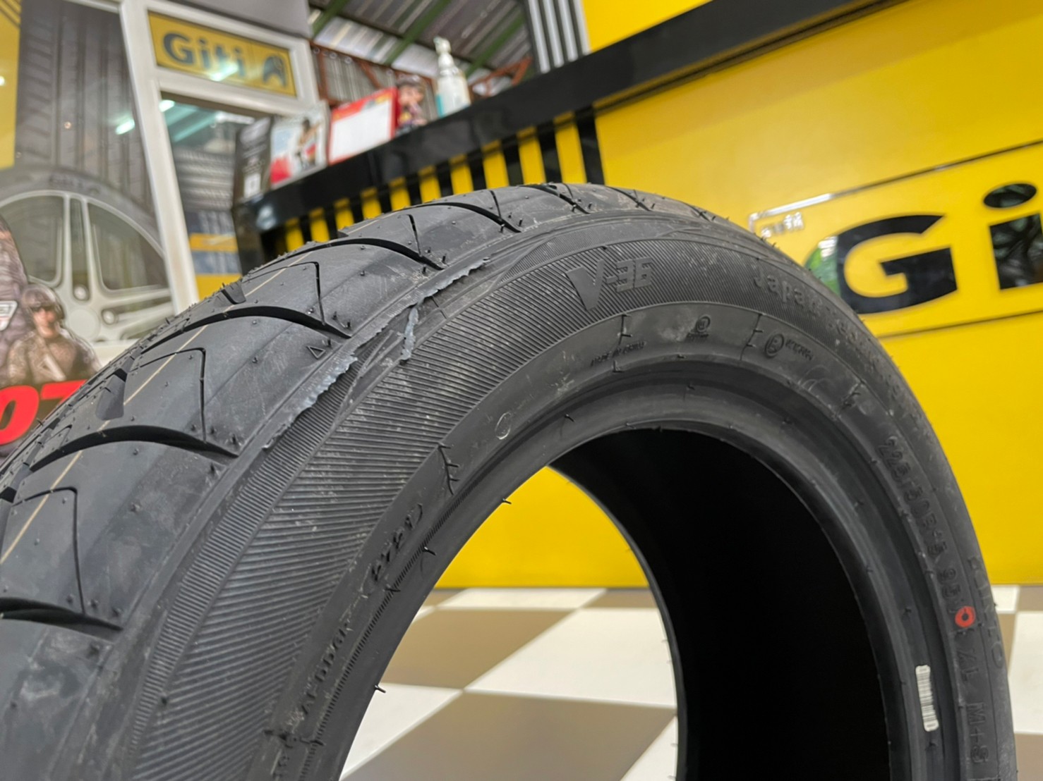 ยางสปอร์ตลายซิ่ง ยางKINTO V-36 ขนาด225/50R15 ยางใหม่ปี2021
