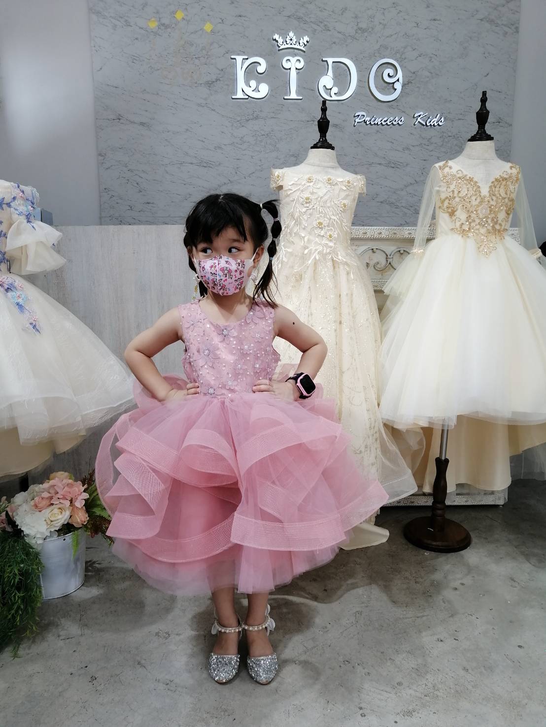 ชุดราตรีเด็ก(หน้าร้านอยู่รัชดา ลองได้ถ่ายรูปจากชุดจริง)A218สีชมพูเข้ม กระโปรงสั้นชั้นพอง อกปักดอกไม้สวยหวาน น่ารัก