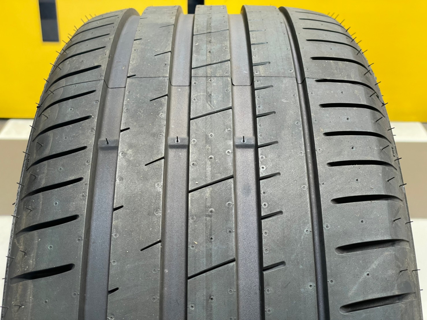 ยางใหม่ Apollo Aspire4G 235/35R19 ยางใหม่ปลายปี21