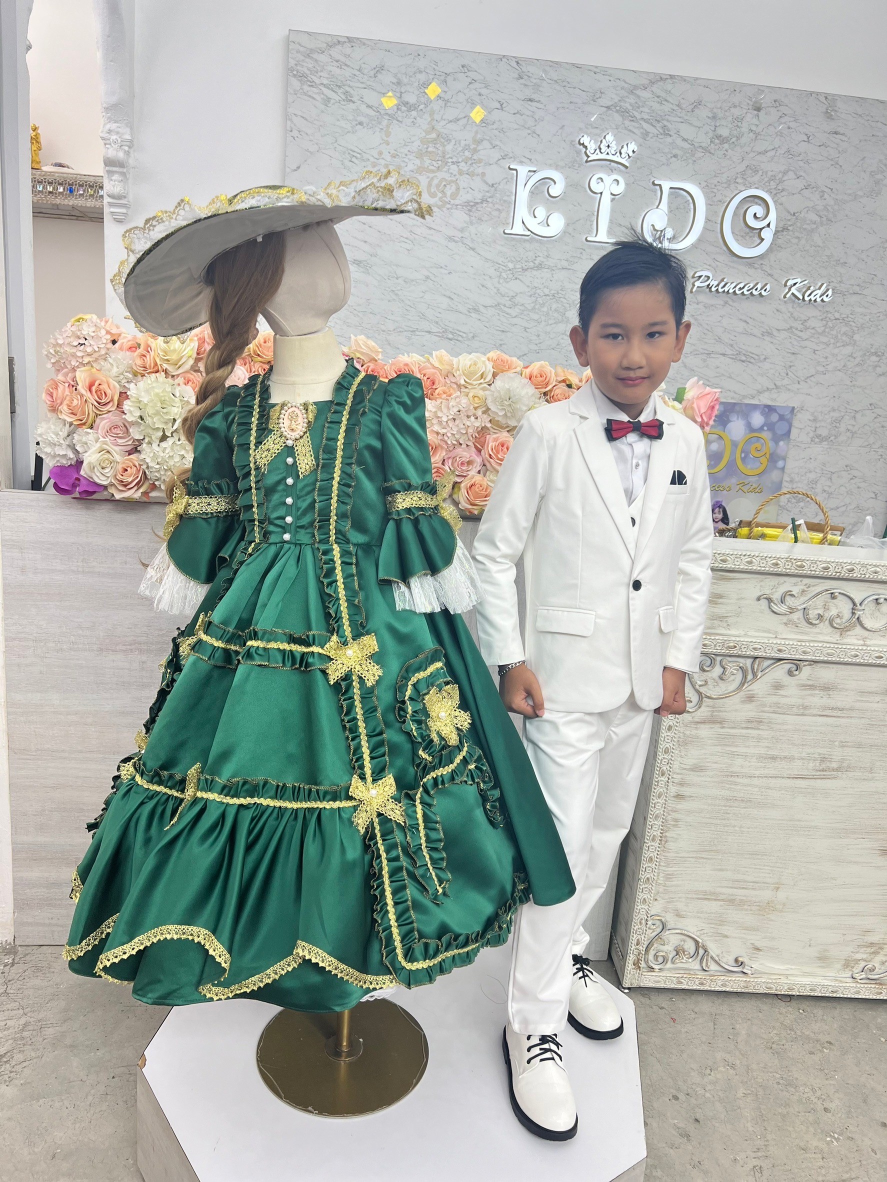 ชุดเดินแบบเด็ก(ร้านอยู่รัชดา ลองได้ถ่ายรูปจากชุดจริง)W18892 สีเขียว ยุควิคตอเรีย กระโปรงยาว