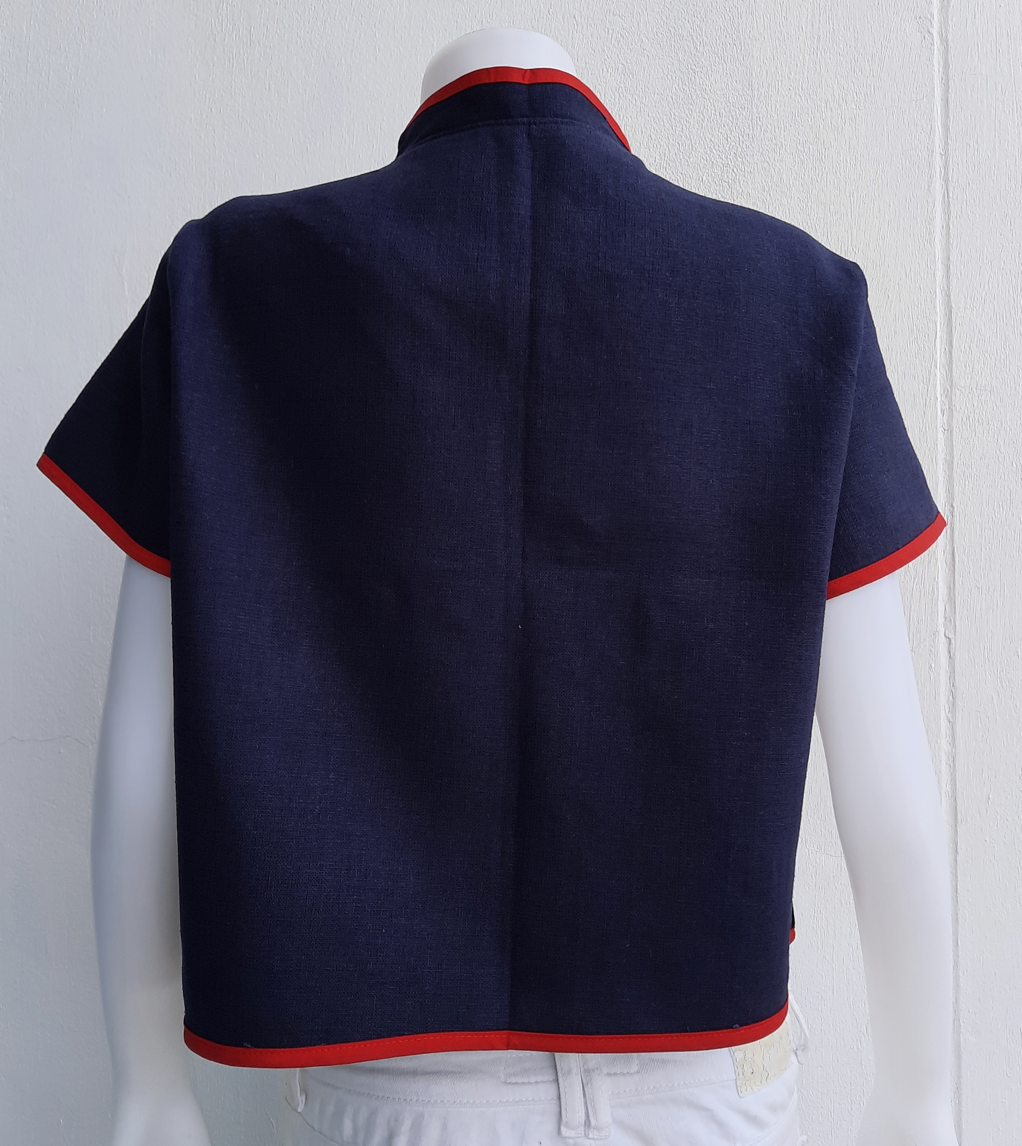 เสื้อผ้ากัญชงสีกรม แต่งผ้าปักโทนชมพูบานเย็น