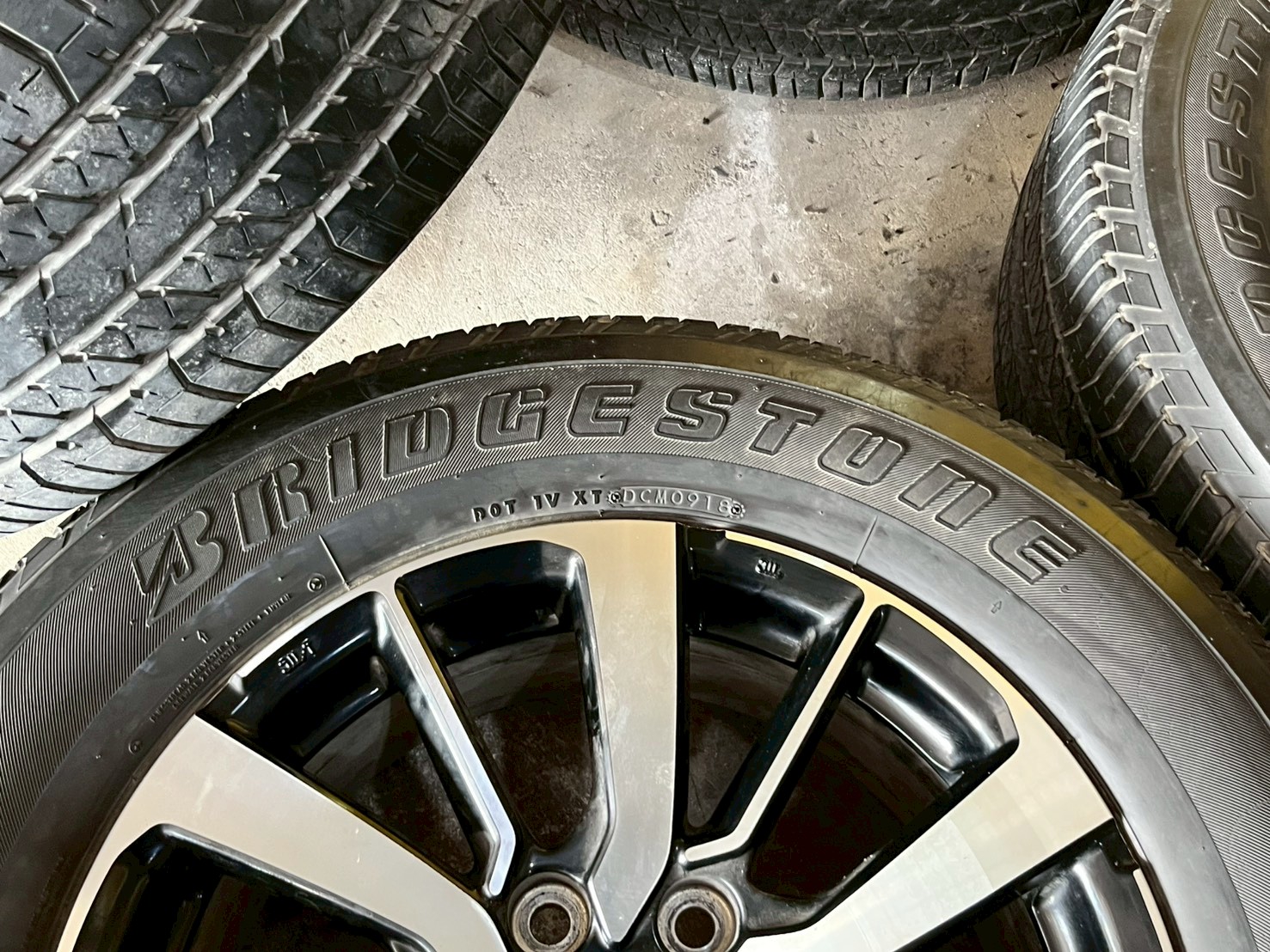 ล้อแม็กซ์เดิม Mitsubishi pajaro Sport พร้อมยางBrisgestone 265/60R18 ล้อสวยพร้อมดีพร้อมใช้งาน