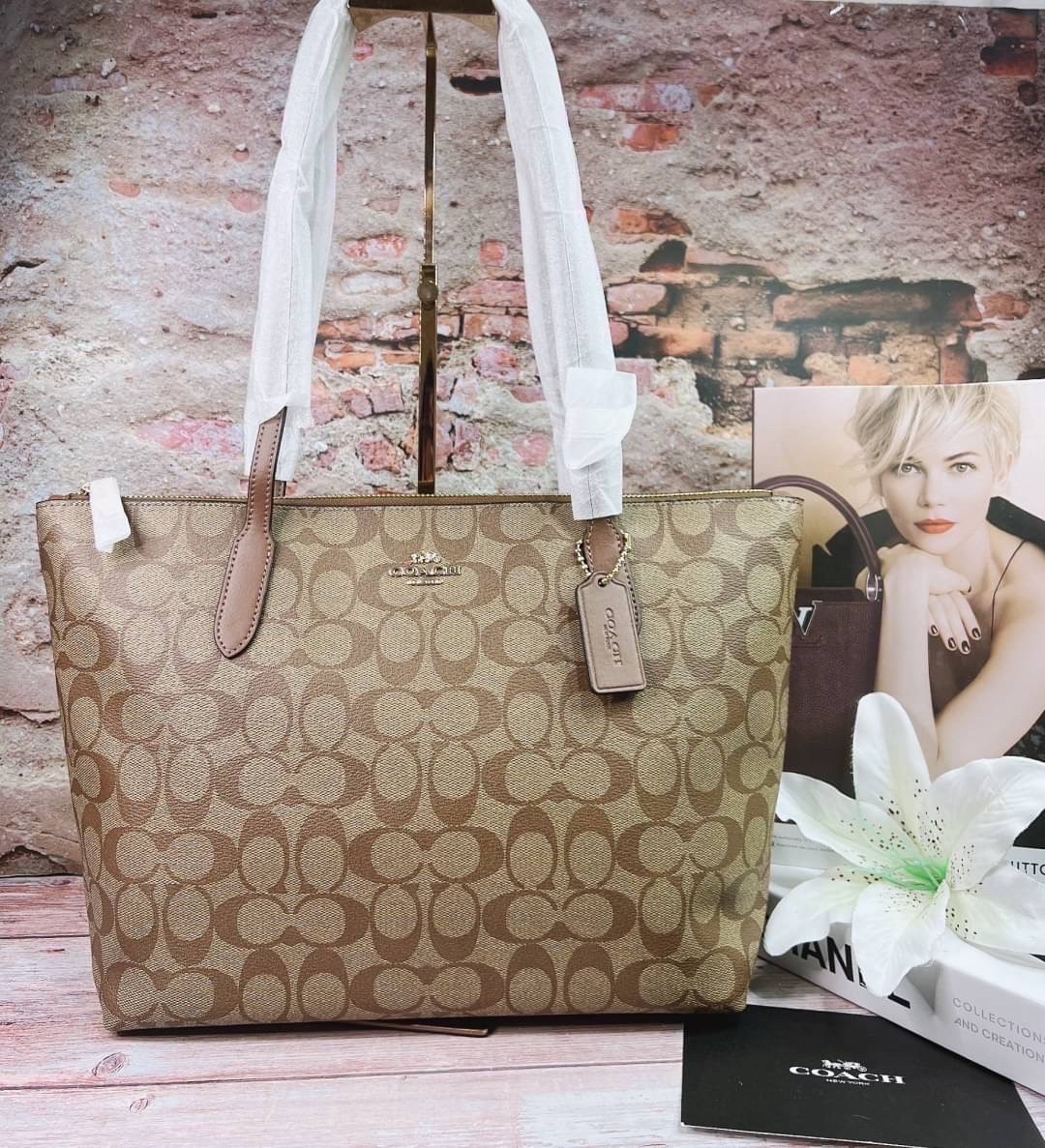 COACH รุ่น 4455 ZIP TOP TOTE IN SIGNATURE CANVAS สีน้ำตาล