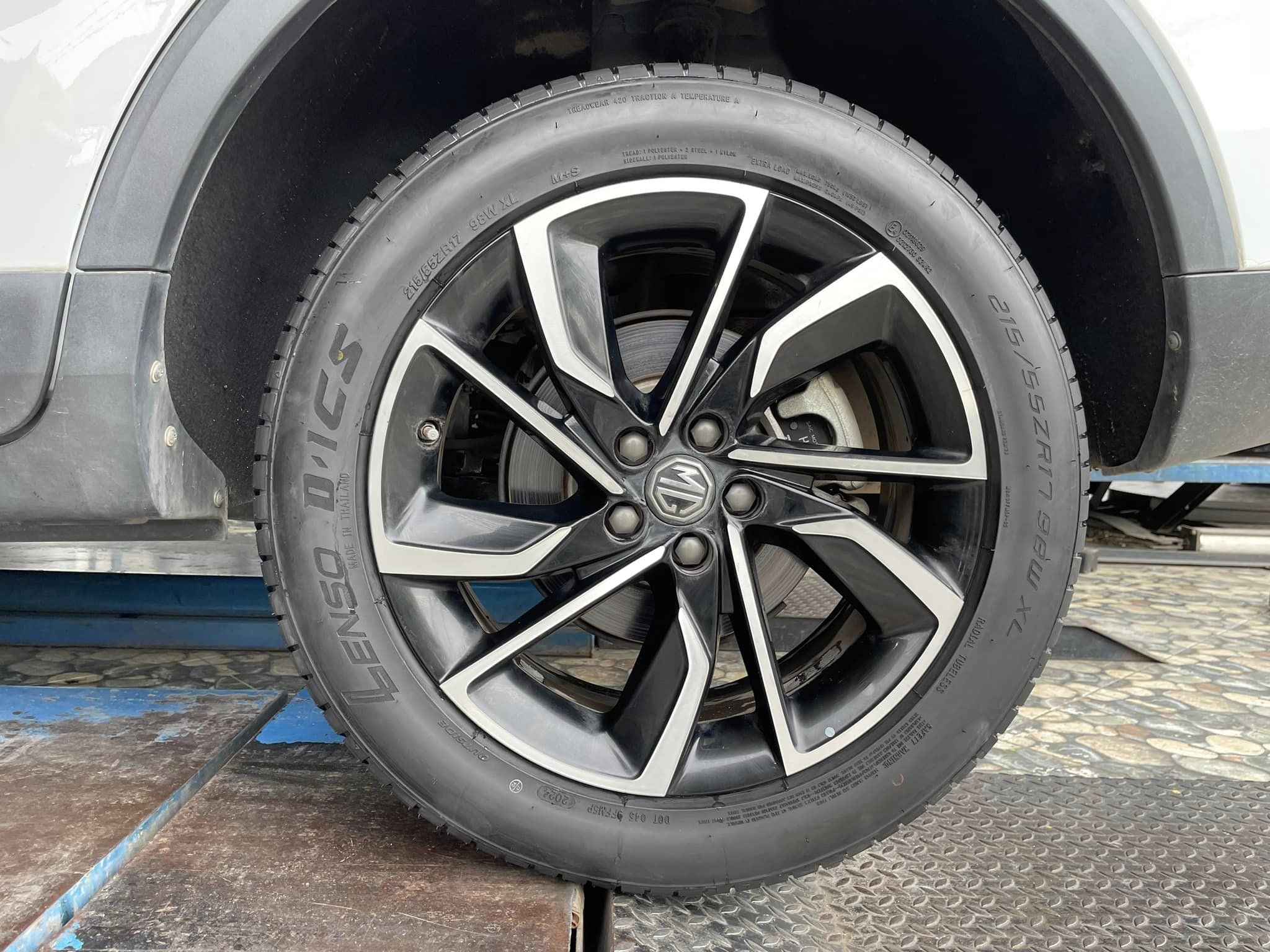 🛞 #MG_ZS🚘 🛞🐘#LENSO #D-1CS 215/55R17