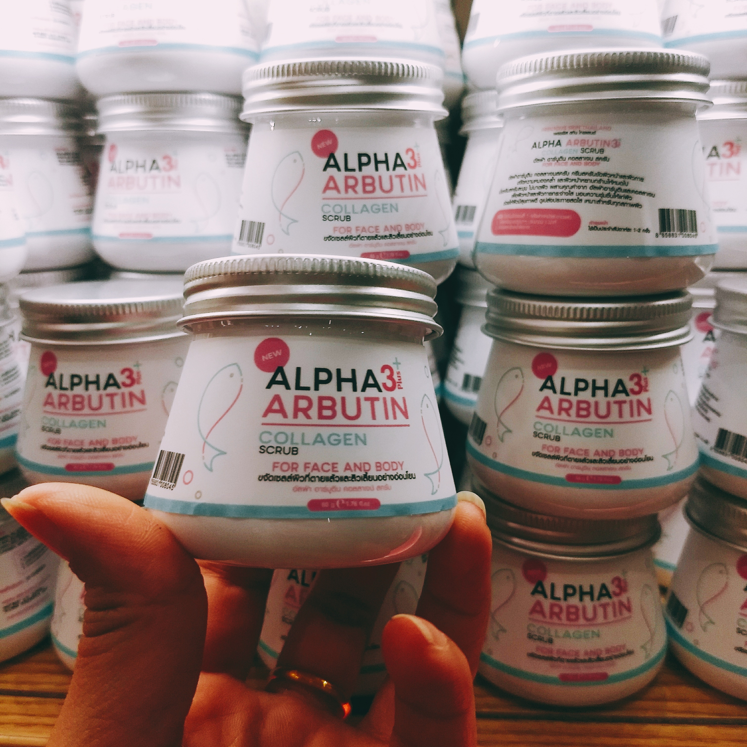 Alpha arbutin collagen scrub