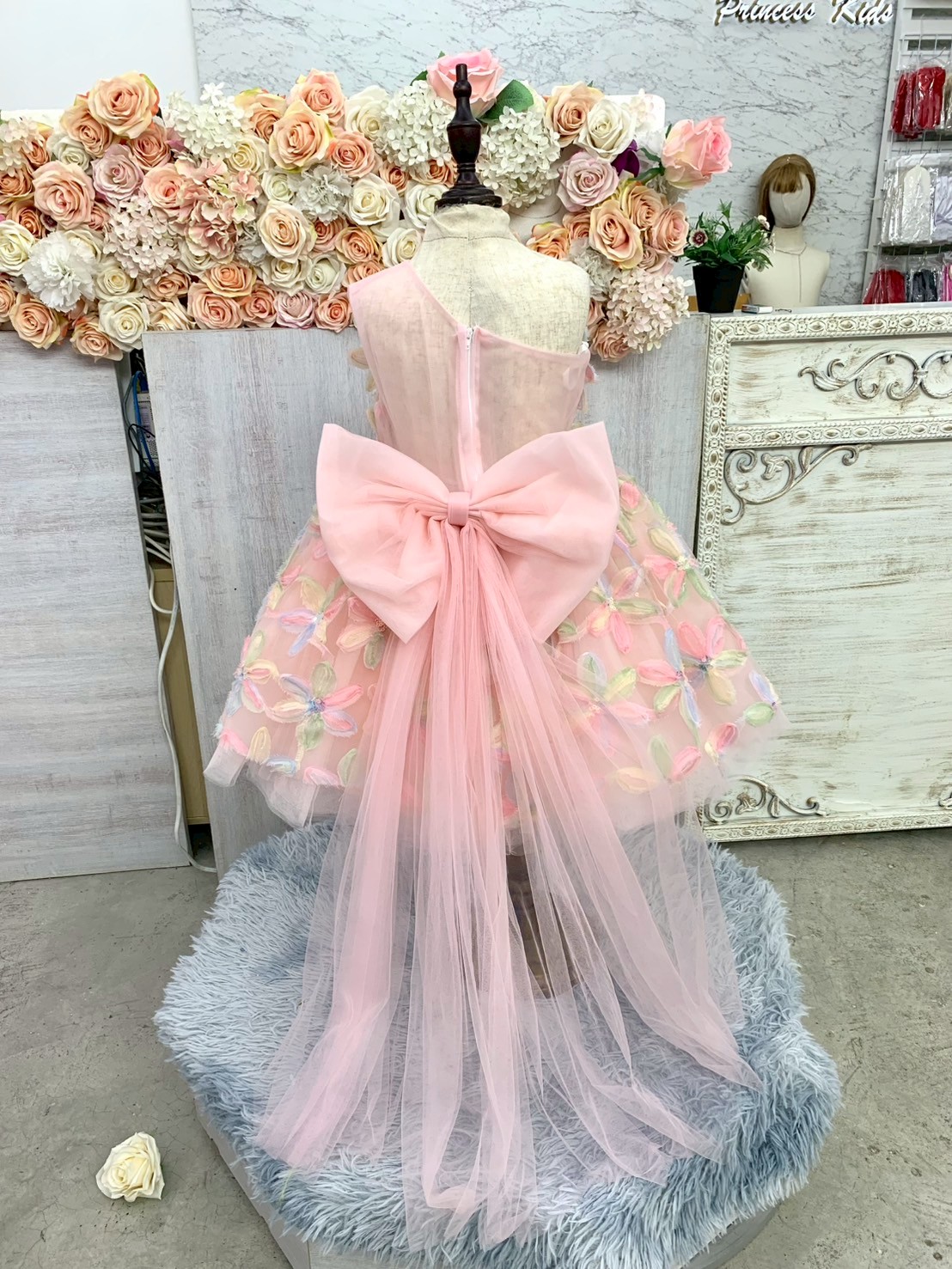 ชุดราตรีเด็ก(หน้าร้านอยู่รัชดา ลองได้ถ่ายรูปเองจากชุดจริง)W19129 สีชมพู กระโปรงสั้น แขนสั้น ดอกไม้น่ารักๆติดรอบชุด