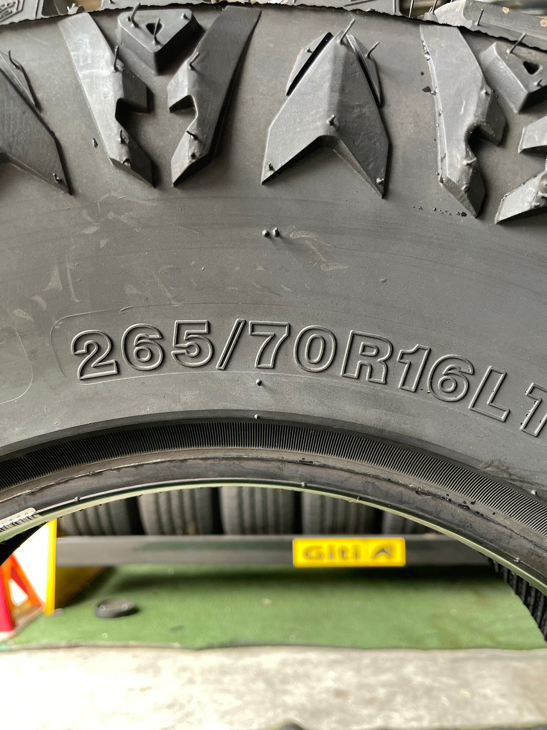 ยางใหม่ Cosmis Raptor RT 265/70R16 ยางใหม่ปี2023 (ราคาโปรโมชั่นพิเศษสอบถามราคาได้ค่ะ)