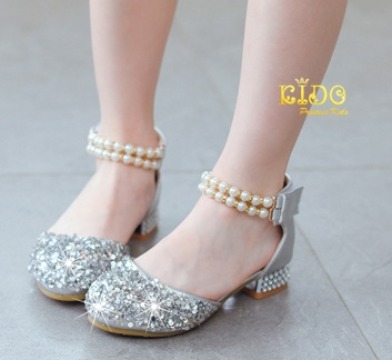 รองเท้าเด็ก(หน้าร้านอยู่รัชดา ลองได้)H119 สีเงิน สายรัดข้อมุก2เส้น