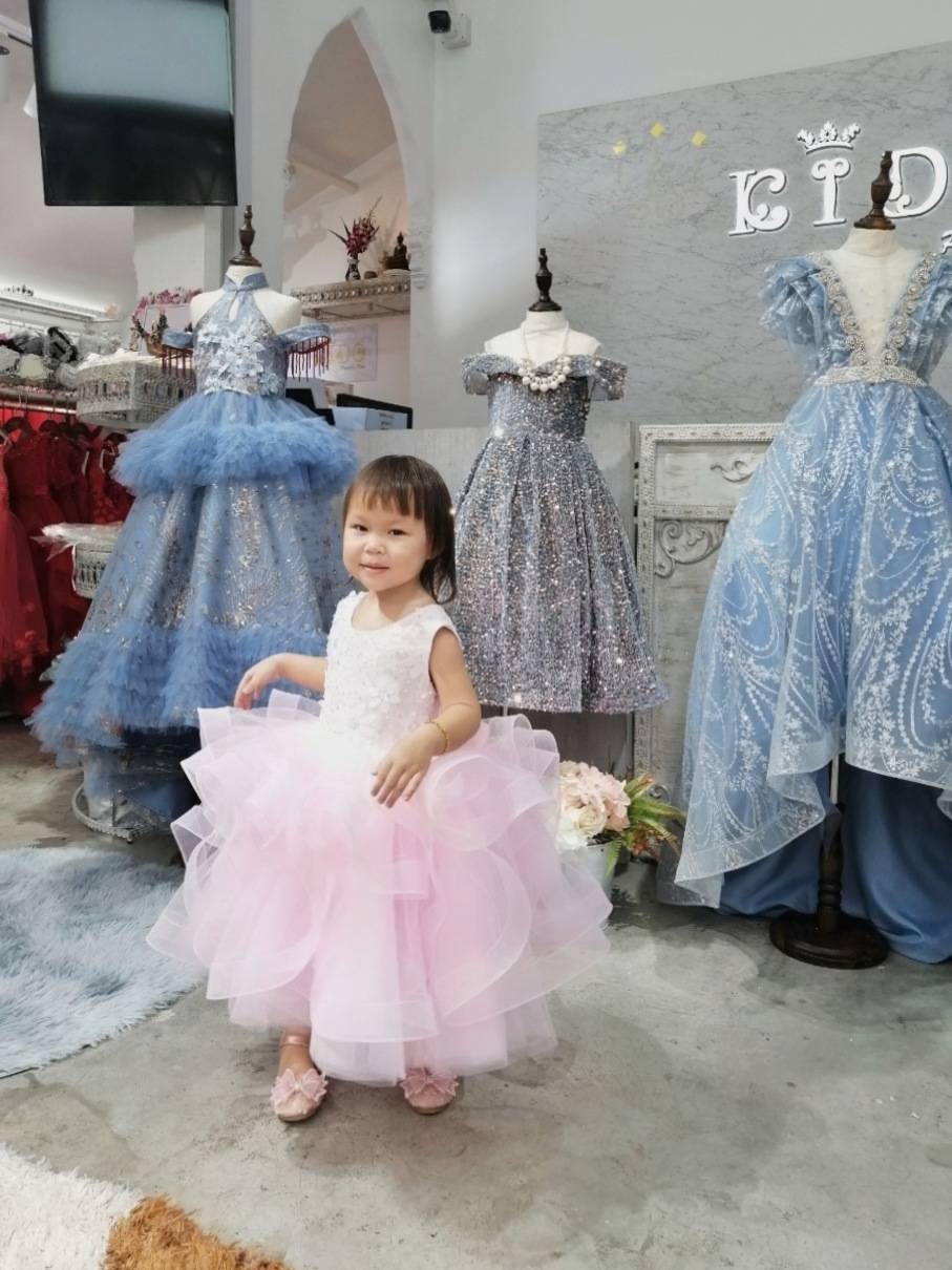 ชุดราตรีเด็ก(หน้าร้านอยู่รัชดา ลองได้ถ่ายรูปจากชุดจริง)A218สีชมพูเข้ม กระโปรงสั้นชั้นพอง อกปักดอกไม้สวยหวาน น่ารัก