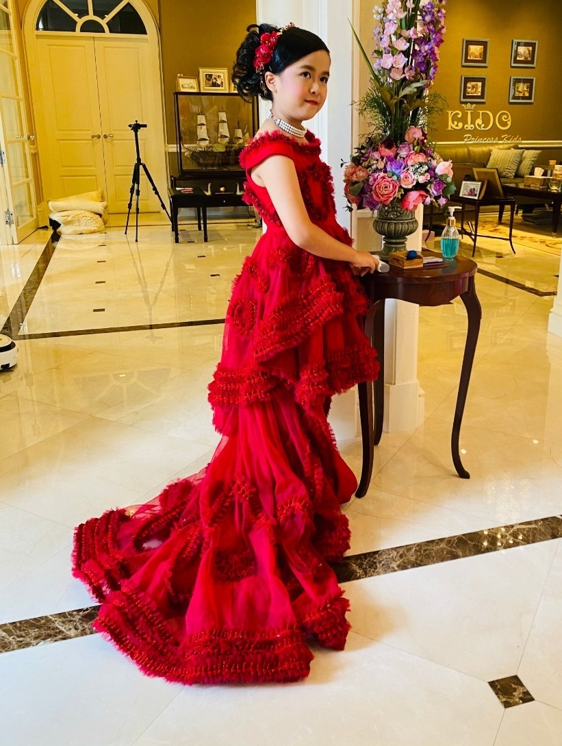 เช่าชุดเด็ก*มีหน้าร้านอยู่รัชดา ลองได้ เปลี่ยนได้ ถ่ายรูปเองจากสินค้าจริง*W18206 ชุดเดินแบบเด็กสีแดงเน้นความหรูที่การตกแต่งด้วยการนำผ้ามาจับจีบระบายแต่งเป็นลวดลายในชุด กระโปรงทรงหน้าสั้นหลังยาวดูเปรี้ยวแบบมีสไตล์ มีแขน