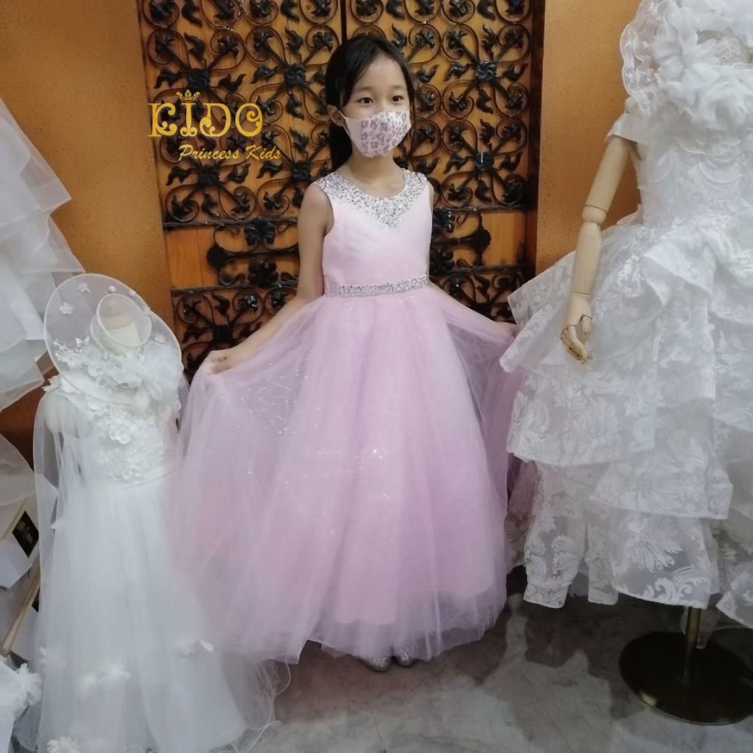 ssชุดราตรีเด็ก(หน้าร้านอยู่รัชดา ลองได้ถ่ายรูปจากชุดจริง)A214สีทอง สีขาว สีชมพู สีแดง สีน้ำเงิน สีฟ้าอกแต่งจีบไหว้เอวปัดเกล็ด กระโปรงยาวสุดหรูหราไฮโซมากๆเลย เดรสออกงานเด็ก