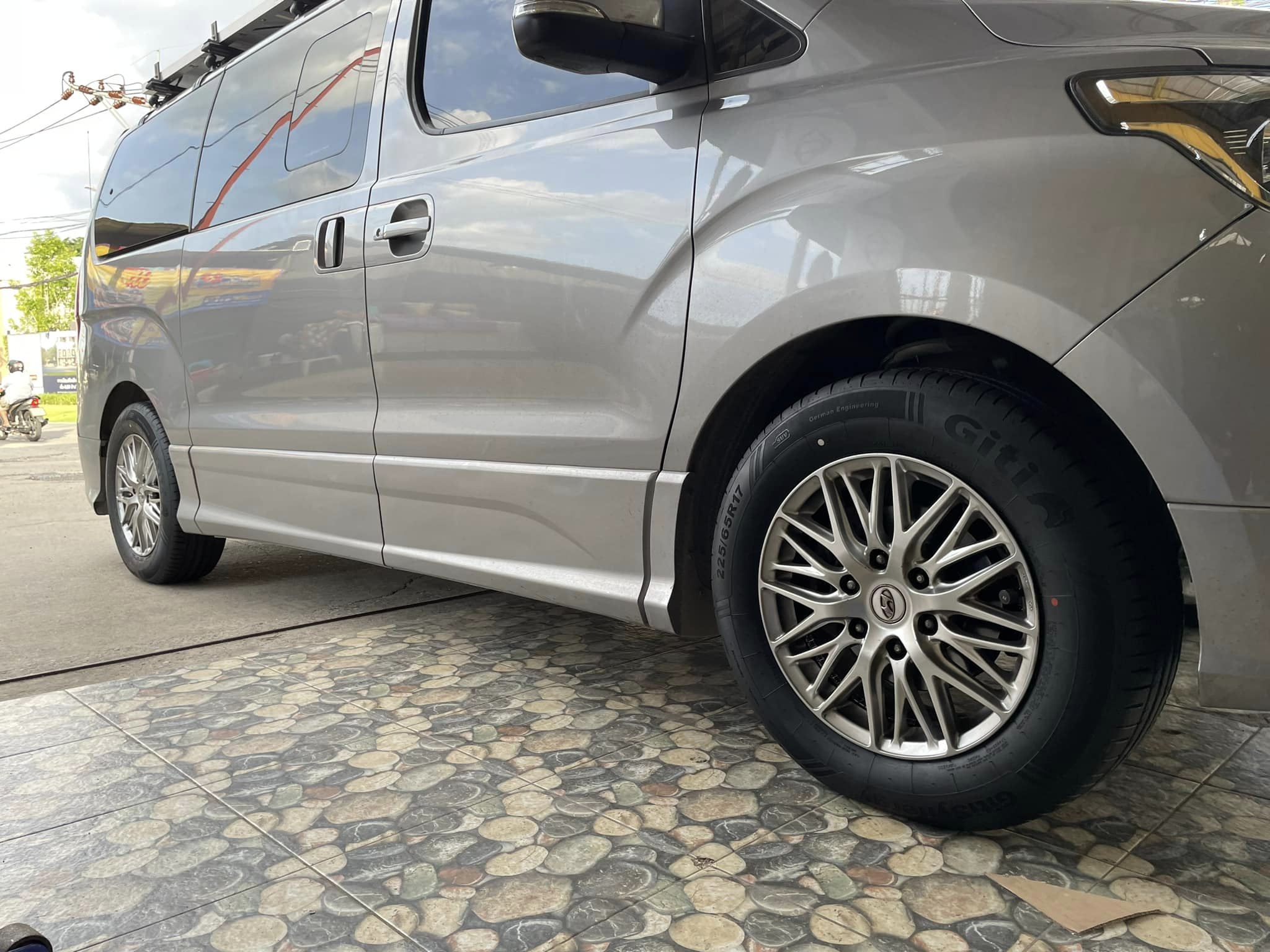 #HYUNDAI_H1 #GITI_SYNERGY_H2 225/65R17