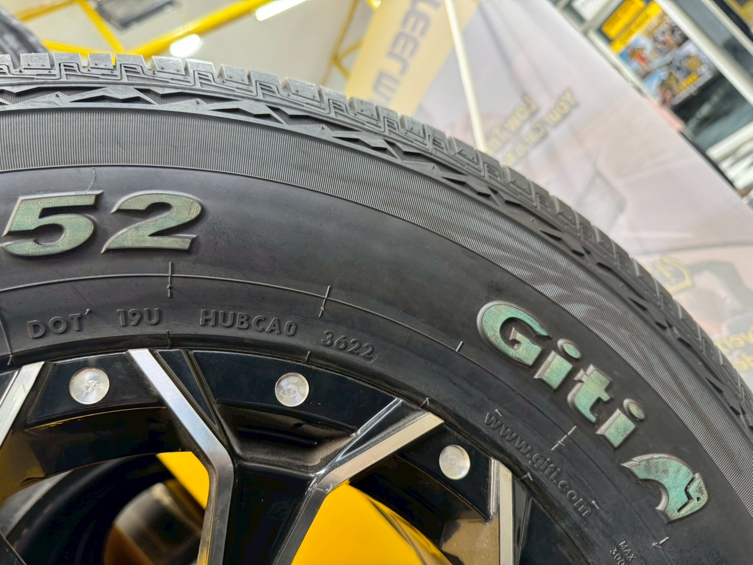 ล้อแม็กซ์ใหม่ขอบ16 ลายออฟโรด 6รู139 ลายดอกไม้ สีดำขอบมิลลิ่งเงิน