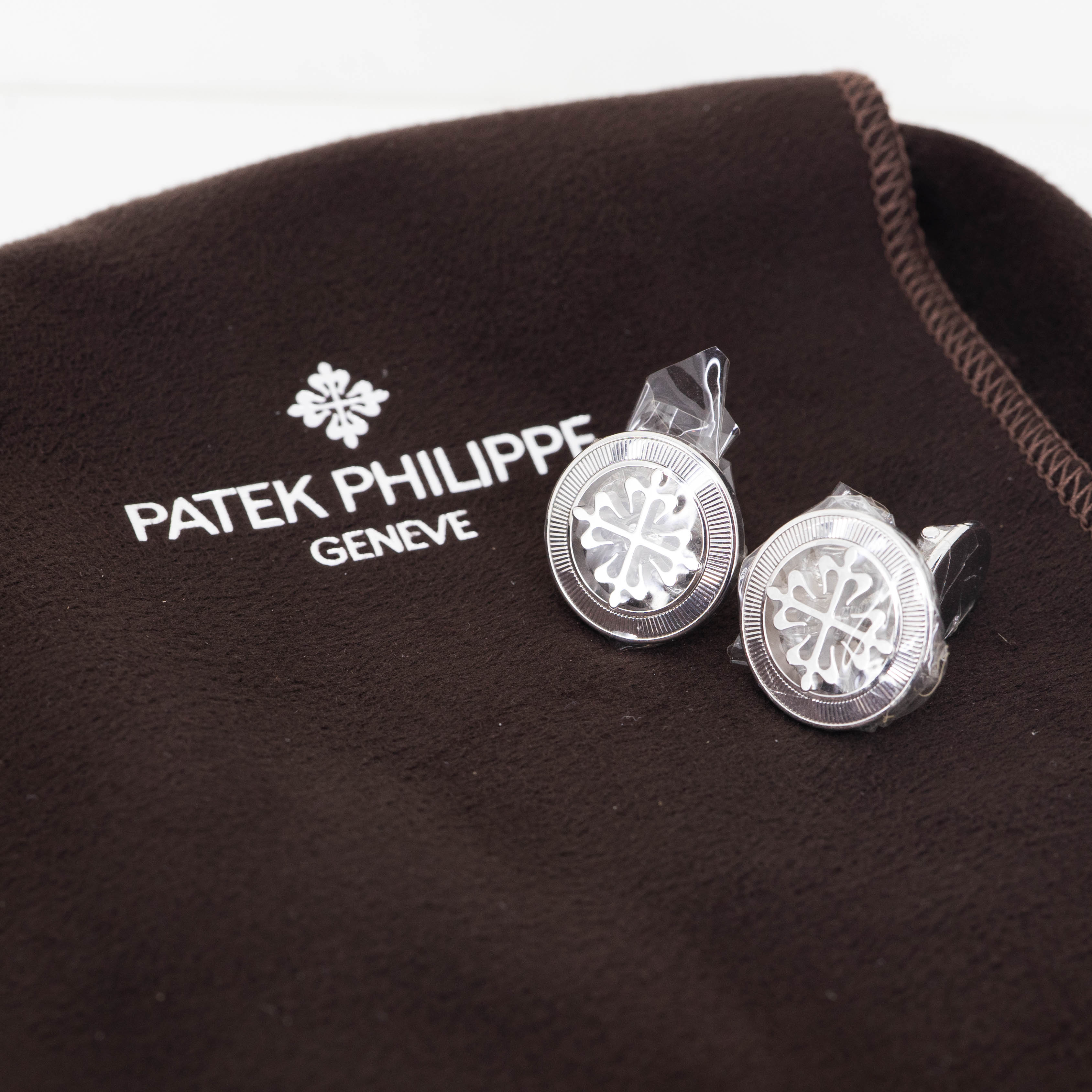 กระดุมข้อมือ Patek Philippe Calatrava Cross Cuff Links. Calatrava Cross decoration, guilloched outer ring. ทองขาว18K Ref.205.9089G-001 (Used) +กล่องและถุงผ้า