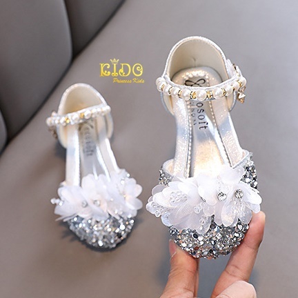 รองเท้าเด็กออกงาน(หน้าร้านอยู่รัชดา ลองได้)H186 สีเงิน เปิดข้างดอกไม้หน้าคาดมุก