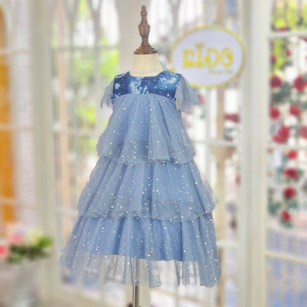 ชุดราตรีเด็ก(หน้าร้านอยู่รัชดา ลองได้ถ่ายรูปเองจากชุดจริง)R213 สีน้ำเงิน เดรสเด็ก ตกแต่งด้วยกลิตเตอร์ทั้งตัว กระโปรงสั้นเป็นชั้นๆ น่ารักมากคะ