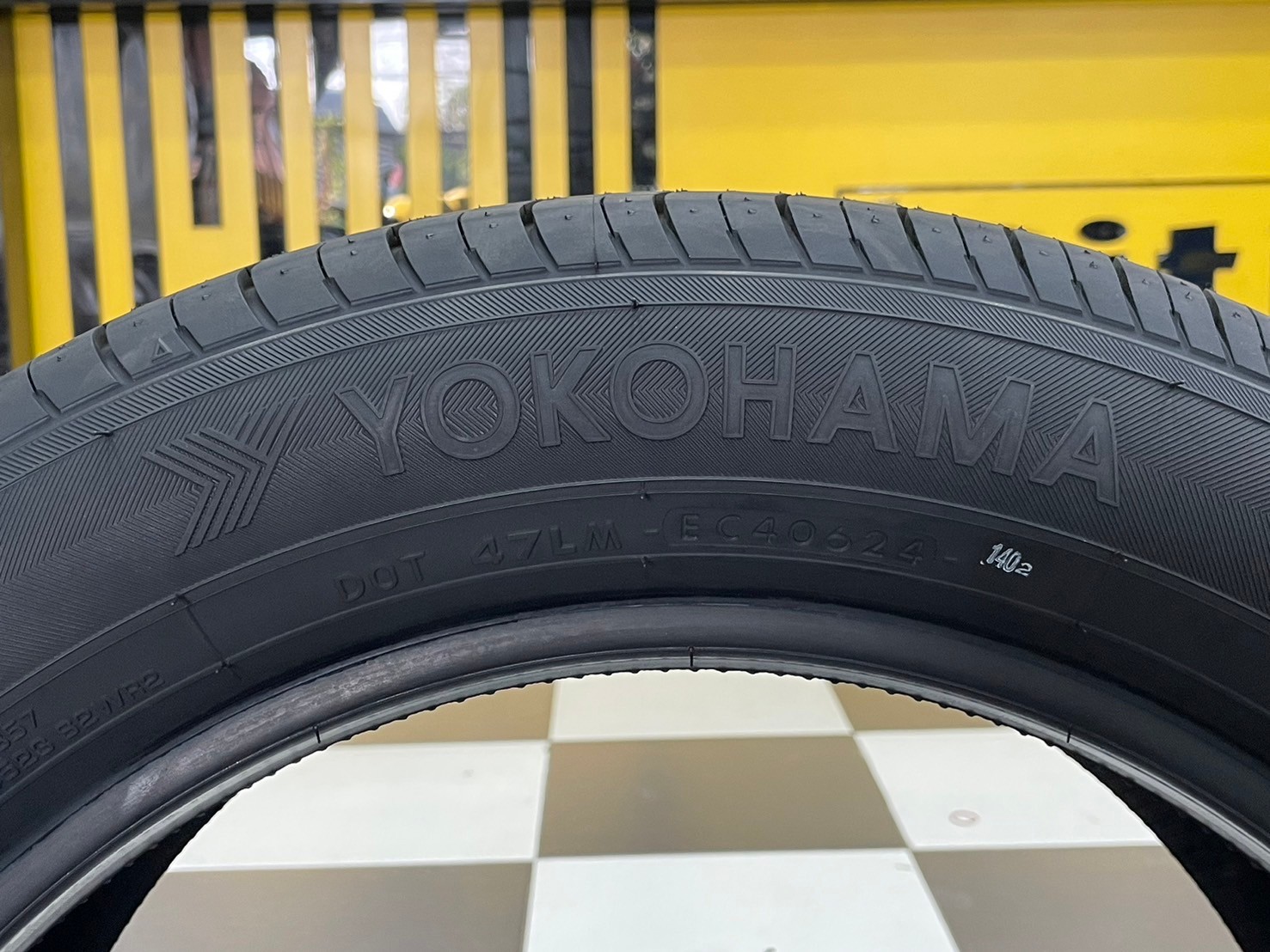 Yokohama BluEarth E70 215/55R17 ยางใหม่ปี2024