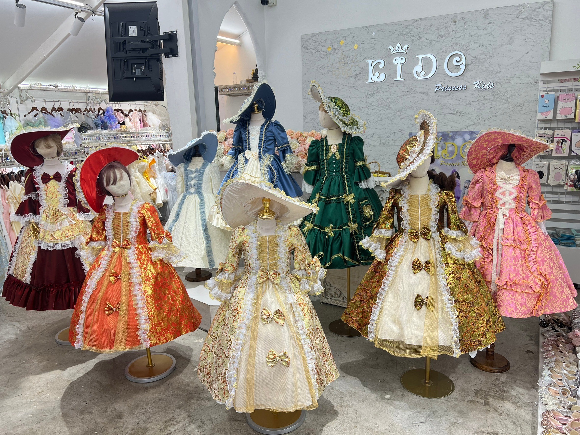 ชุดเดินแบบเด็ก(ร้านอยู่รัชดา ลองได้ถ่ายรูปจากชุดจริง)W18892 สีเขียว ยุควิคตอเรีย กระโปรงยาว