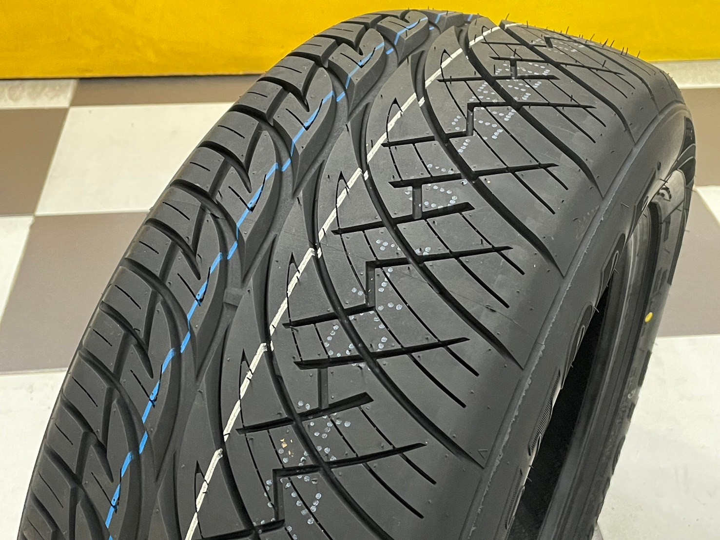 ยางใหม่ DEESTONE STROMZ RS 255/50R18 ยางใหม่ปี2025 ยางตัวหนังสือสีดำ