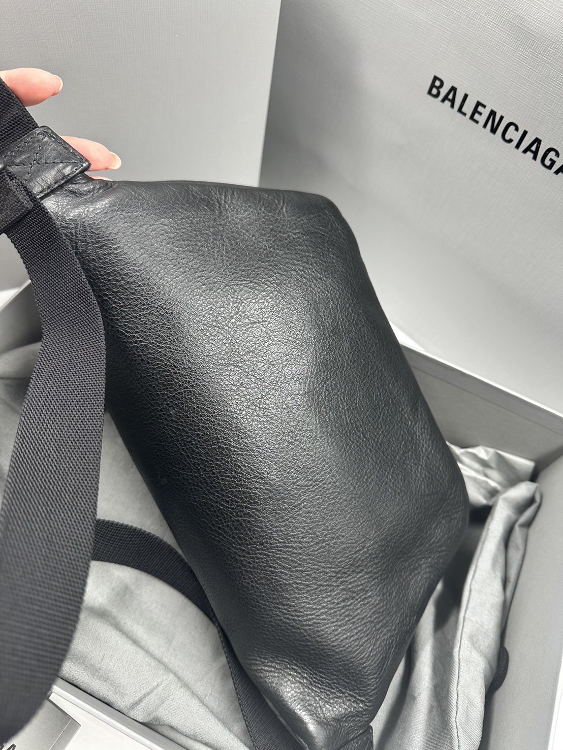 กระเป๋าคาดอBalenciaga beltpack men’s everyday beltpack in black