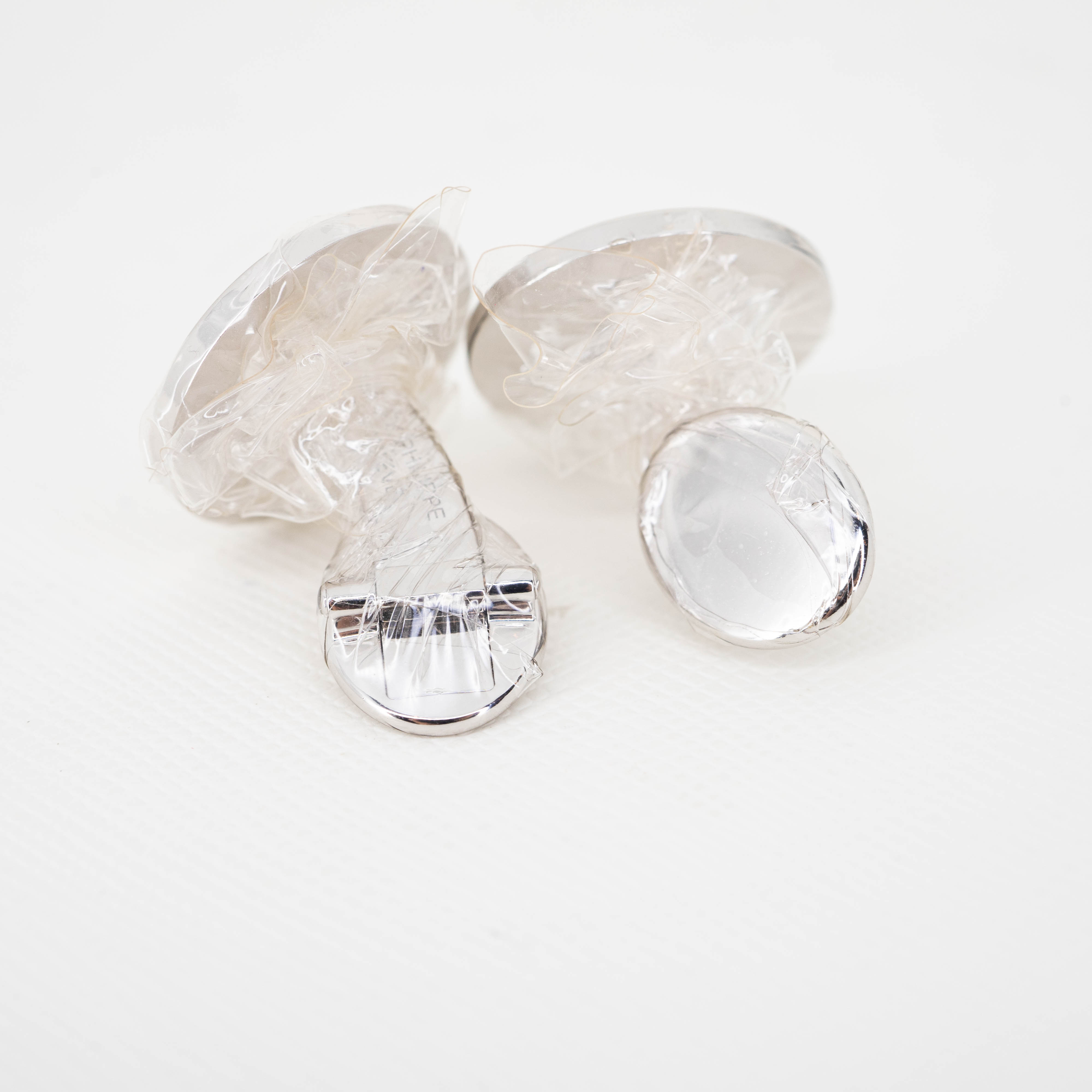 กระดุมข้อมือ Patek Philippe Calatrava Cross Cuff Links. Calatrava Cross decoration, guilloched outer ring. ทองขาว18K Ref.205.9089G-001 (Used) +กล่องและถุงผ้า